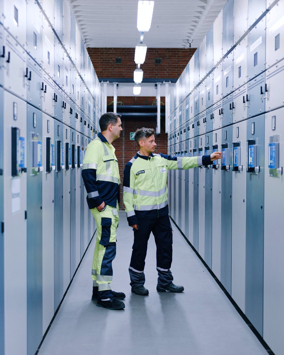 GSB x Regionetz: Gemeinsam Energie bewegen ⚡🤝
Starke Projekte entstehen, wenn Expertise, Kommunikation und Teamgeist zusammenkommen.
Genau das macht die Zusammenarbeit zwischen Regionetz und GSB aus.
Gemeinsam konnten wir auch dieses Mal wichtige Aufgaben im Netzbereich zuverlässig und partnerschaftlich umsetzen ⚙️✅ — mit klaren Absprachen, offener Kommunikation und echter Hands-on-Mentalität.
Diese Zusammenarbeit zeigt:
Wenn zwei Teams auf Augenhöhe arbeiten, entsteht echter Mehrwert für alle — und am Ende vor allem für eine sichere Energieversorgung in unserer Region 🔌🏙️
Nächste Woche gibt es das Video dazu — und darauf freuen wir uns besonders. 🎥
#GSBGruppe #Regionetz #energieneugedacht #Netzinfrastruktur #Teamwork #Partnerschaft