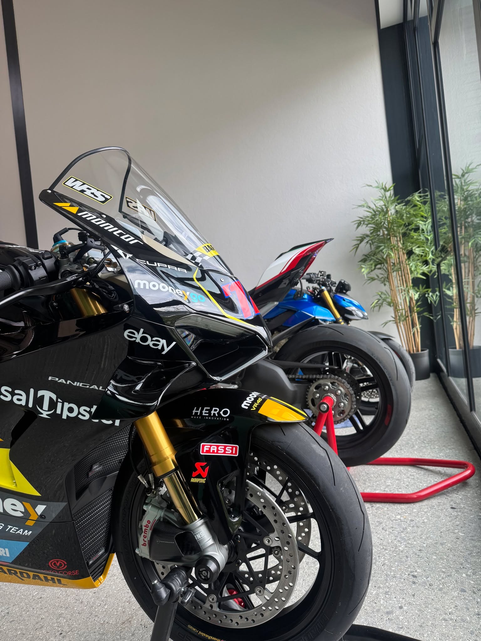 🏍️ Trois motos d’exception, trois œuvres mécaniques, réunies à la Fabrik 42 – Martigny.
Entre architecture de précision et passion mécanique, le souci du détail se retrouve partout 🔩✨
Chez EasycleanVS, nous partageons cette même exigence : la recherche du parfait équilibre entre performance et esthétique.
Chaque surface, chaque courbe, chaque reflet mérite toute notre attention 💎
🙏 Merci à @fabrik_42 martigny pour la confiance et le partage d’une même passion pour la perfection.
#EasycleanVS #Fabrik42 #Detailing #MotoDetailing #PassionMécanique #Précision #Martigny #MotoLovers #CarCulture