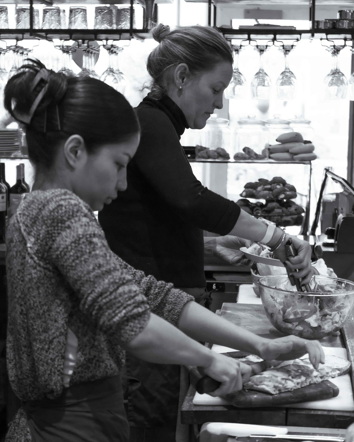 Sundays at Ciullo’s ❤️
Where the kitchen hums, hands stay busy, and everything’s made with care, just like home. Come by, relax, and let us cook for you. 🇮🇹
#SundayAtCiullos #ItalianKitchen #KensalRiseEats #LondonFoodies #HomemadeWithLove