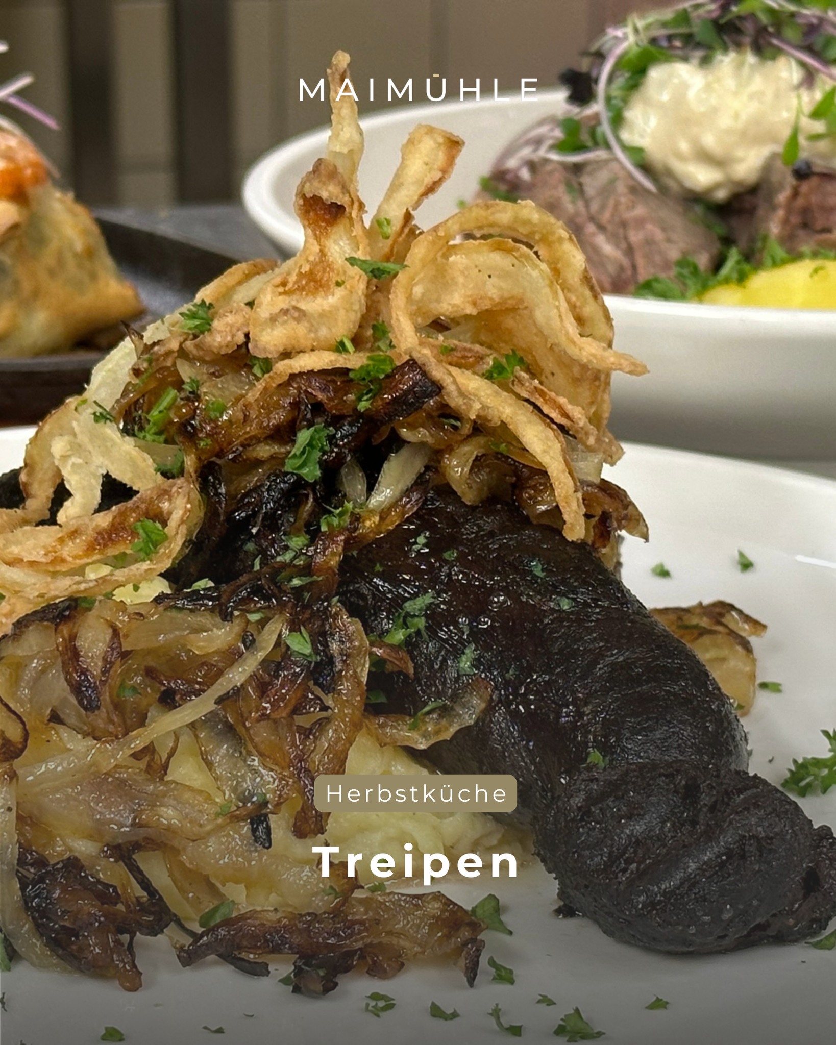 Treipen-Zeit in der Maimühle!
Ab heute gibt’s wieder Treipen – außen knusprig gebraten, innen wunderbar würzig. Ein echtes Stück Regionaltradition!
👉 In Deutschland kennt man sie als gebratene Blutwürste, in Luxemburg heißen sie schlicht Treipen und in Frankreich „Boudin“.
Fun Fact: Durch luxemburgische und deutsche Auswanderer haben es die Treipen sogar bis nach Wisconsin (USA) geschafft.
#Treipenzeit #Maimühle #RegionalGenießen #Dreiländerküche #TraditionSchmeckt