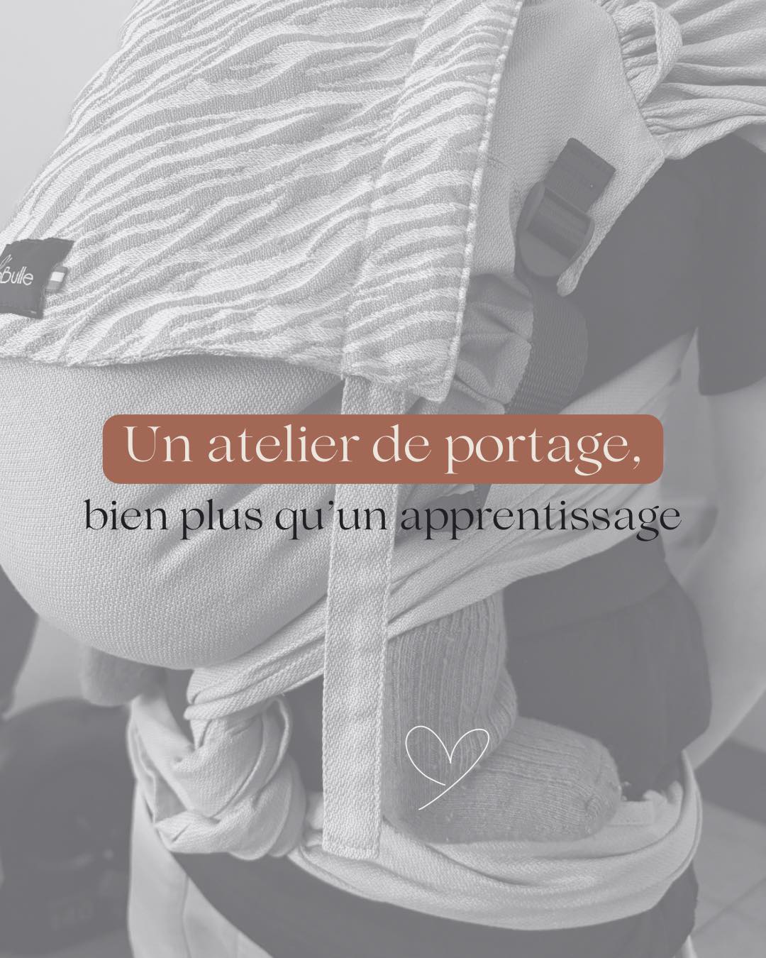 Comme souvent, c’est suite à nos rencontres, nos échanges, vos histoires que j’ai envie d’écrire ici.
Aujourd’hui, c’est à la suite d’un atelier d’initiation au portage 🤍
J’ai encore en tête ce moment suspendu, cette bulle de douceur entre un bébé et son parent 👶✨
Le portage, c’est ça : un geste simple, naturel mais rempli de sens.
C’est un moyen de répondre aux besoins du tout-petit, tout en suivant son rythme.
Pendant les ateliers, nous prenons le temps de comprendre la physiologie du portage, les règles de sécurité, d’explorer les différents moyens existants (écharpes, slings, préformés…) et surtout, de les essayer ensemble 🫶
Chacun trouve peu à peu ce qui lui ressemble, ce qui lui fait du bien 🌿
Un moment de découverte, de confiance et de douceur, comme je les aime. 🤱💗
Priscille | Mama Nest
🌾 Doula
🌸 Pour une maternité informée et une parentalité sereine
