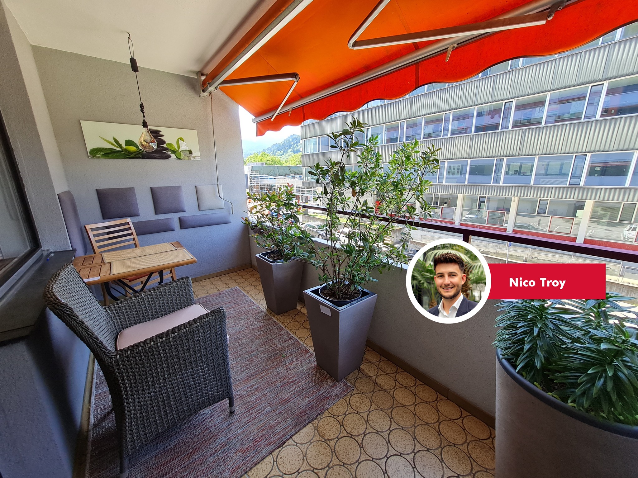 🌟 Helle 4-Zimmer-Wohnung in zentraler Lage von Dornbirn! 🌟
Diese charmante 4-Zimmer-Wohnung bietet viel Potenzial und überzeugt durch ihre zentrale Lage und großzügige Raumaufteilung. 🏡
🔑 Die Wohnung im Detail:
90 m² Wohnfläche mit 2 Balkonen und einer süd-westlichen Ausrichtung – für den perfekten Lichteinfall 🌞
3 Zimmer: Wohnzimmer, Schlafzimmer und ein zusätzliches Kinderzimmer
Vermietet bis August 2027 – eine ideale Gelegenheit für eine langfristige Kapitalanlage! 📅
Praktische Ausstattung mit Fernwärmeheizung, Aufzug, Kellerabteil und Parkplätzen 🚗
Das Badezimmer ist mit einer Badewanne und einem Waschmaschinenanschluss ausgestattet, zusätzlich gibt es ein separates WC.
📍 Top-Lage in Dornbirn:
Direkt neben der Fachhochschule und nur wenige Gehminuten vom Stadtzentrum entfernt – Einkaufsmöglichkeiten, Schulen, Ärzte und vieles mehr in unmittelbarer Nähe 🛒
Bushaltestelle vor der Tür, der Bahnhof ist nur 2,5 km entfernt 🚉
Entspanne im Naherholungsgebiet entlang der Dornbirner Ache – ideal für Spaziergänge, Radfahren oder Wanderungen 🌳
Ob du auf der Suche nach einem neuen Zuhause oder einer stabilen Kapitalanlage bist – diese Wohnung bietet dir beides!
Interesse geweckt? Melde dich für weitere Infos oder einen Besichtigungstermin! 📩
Nico Troy ☎+43 664 8247126 📨nico.troy@bb-immobilien.at oder 🌏https://www.bb-immobilien.at/eigentumswhg/bb-25-01057
#Dornbirn #4Zimmer #Wohnung #ZentraleLage #Balkon #Kapitalanlage #Vermietung #Fachhochschule #Naherholung #immobilien #realestate #rheintal #investment #vorarlberg #immobilienvorarlberg #dornbirn #stadtwohnung #eigentumswohnung #eigenheim