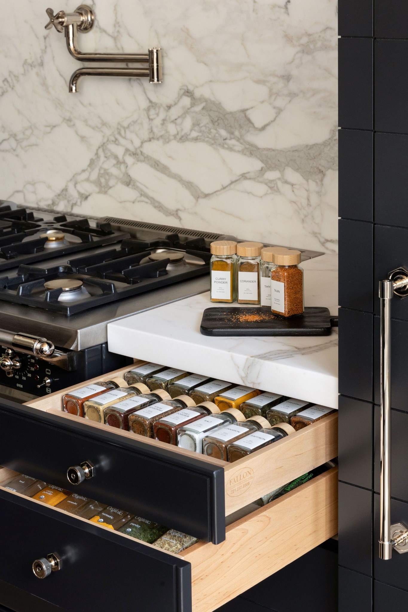 Welcome November with the comfort of a well-crafted kitchen. Every drawer and surface is designed for the rhythm of everyday living and the beauty of detail.
Photograph: @emilyobrienphoto_design
Architect: @mcalpinehouse
Interior Design: @changoandco
#luxurybuilder #customhomebuilder #newenglandhomes #fallinteriors #novembervibes #cozyinteriors #winterhomes #holidayseasonhomes #seasonalstyle #warmdesign #interiorinspo #homedesign #craftsmanship #luxuryinteriors #dreamhome #wintervibes #timelessdesign #customcabinetry