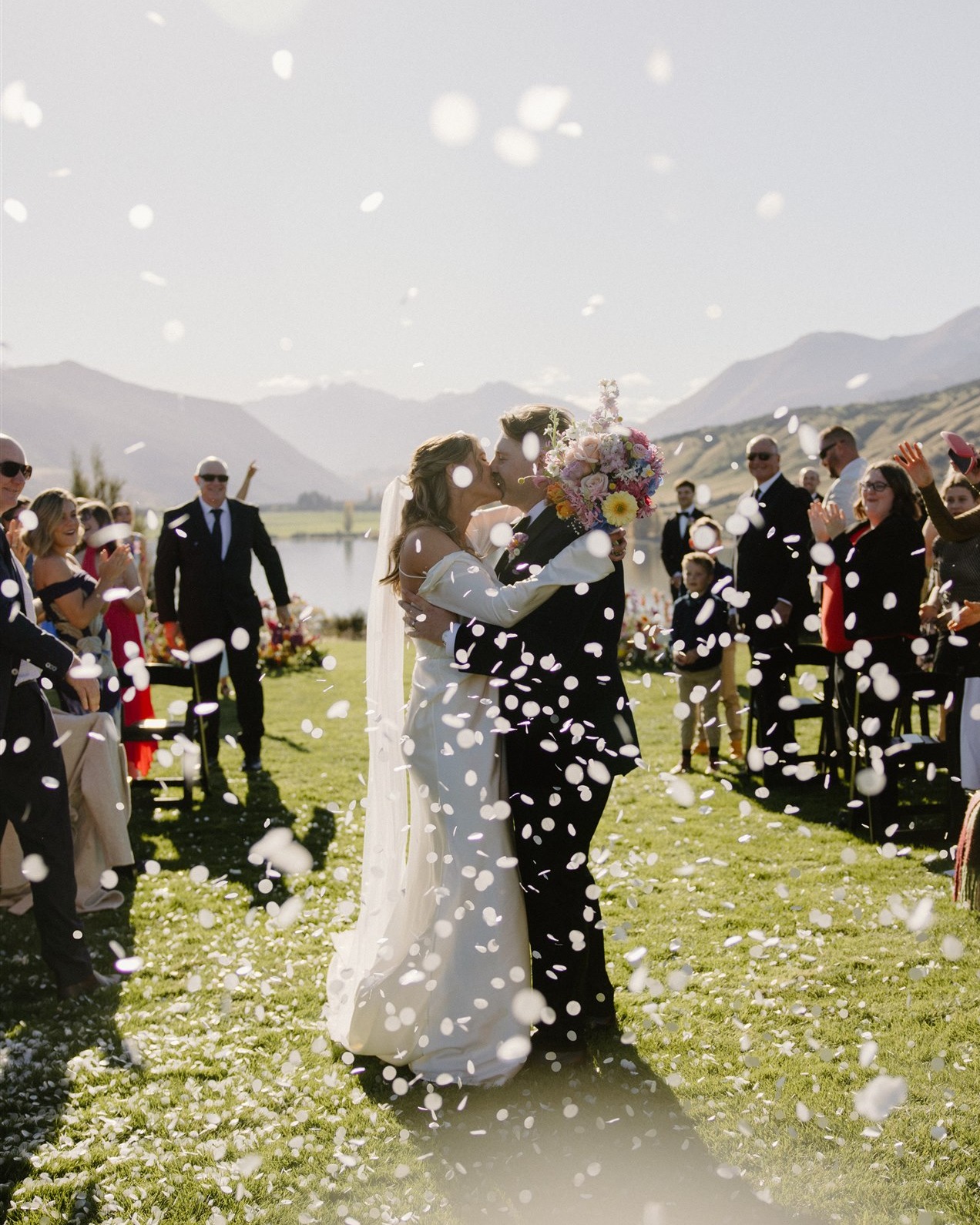 The iconic pause—the kiss that sealed their love story.
📸 @run_in_the_shadows