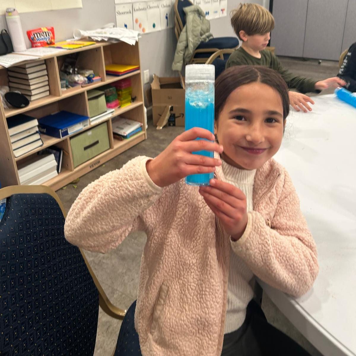 At JHC’s Hebrew School, the classes learned about Hashem’s promise to Avraham that his children would be as numerous as the stars in the sky, and that they are those special stars! ✨ The students made sensory bottles filled with stars to bring the lesson to life. 🌟