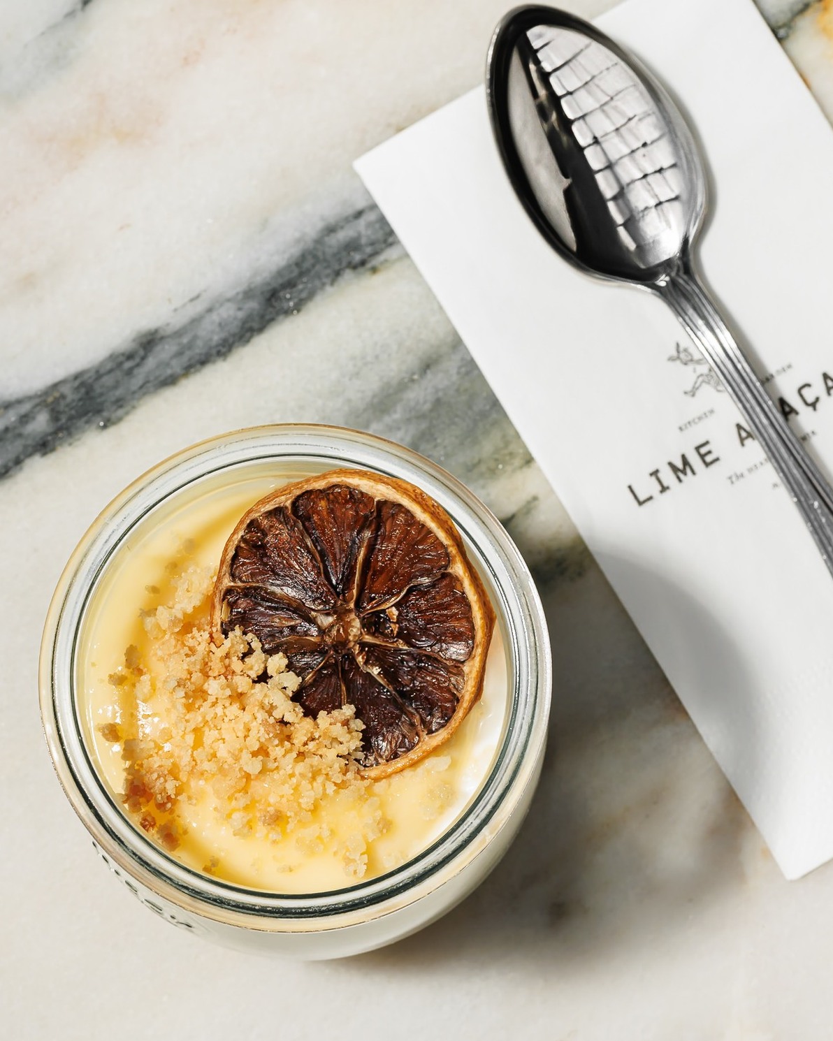 Lime Alaçatı Limonlu Cheesecake🍋
Her lokmasında tatlı bir keyif sunan, hafif ekşi ve kremsi lezzetiyle Limonlu Cheesecake💛