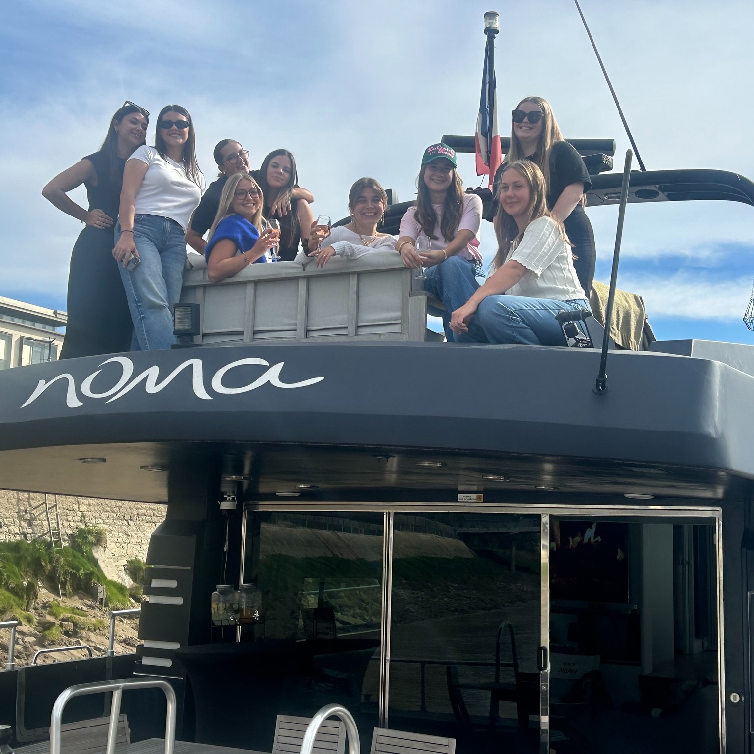 Bouffée de fraßcheur avec cette jolie brochette de nanas en pause citadine à bord du Noma!
shopping đ + copines đŻââïž+ rosĂ© đ·+ pizzas đ et re-shopping đđ = le combo gagnant !
A seulement 2 mn du centre ville grùce au Bato depuis la place des Quinconces, le Noma transforme la traditionnelle journée shopping en un moment inoubliable ;-)