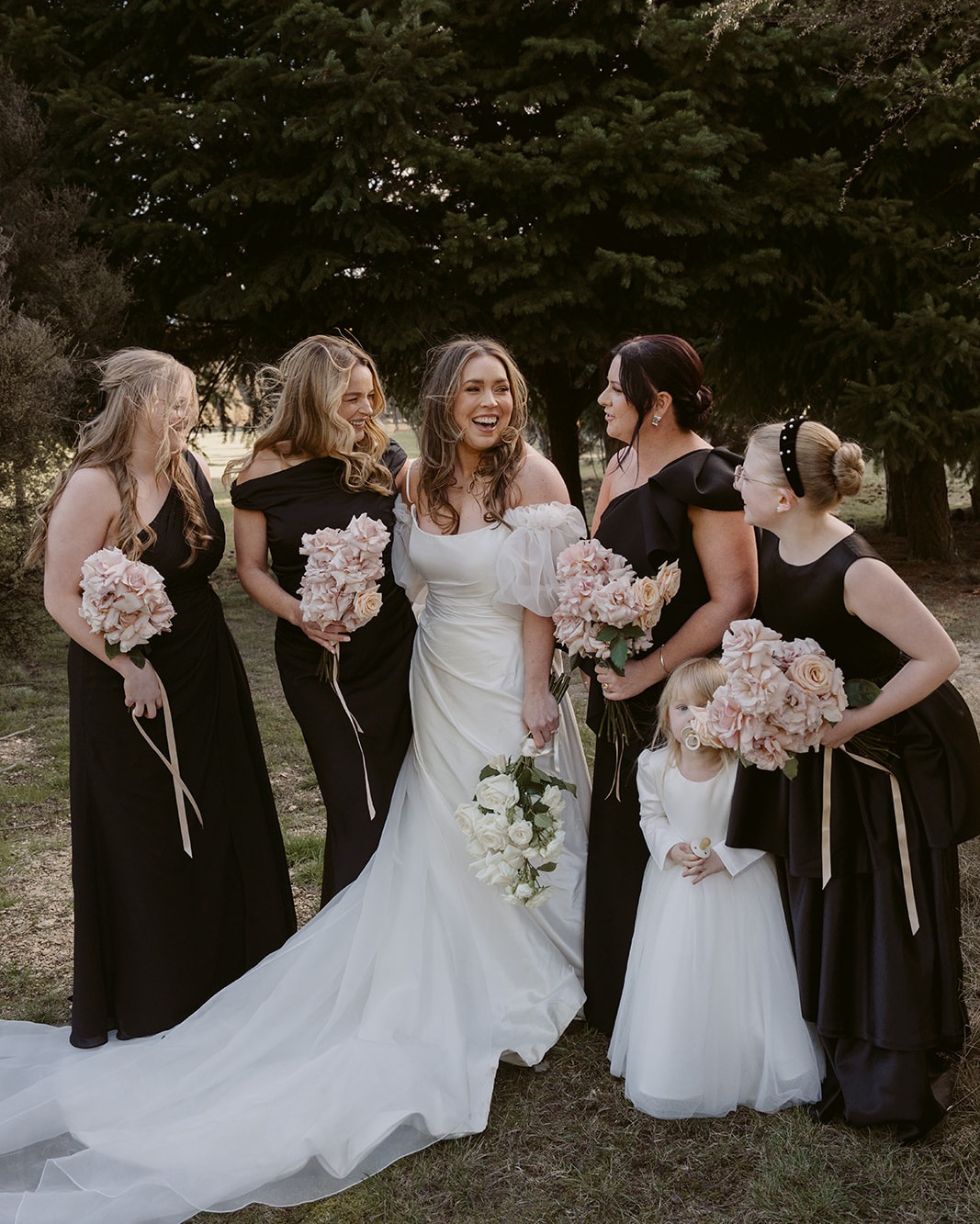 Because the bride deserves a crew that cherishes every moment together.
📸 @katerobergephotography
Planner/stylist: @alexandrakatecreative