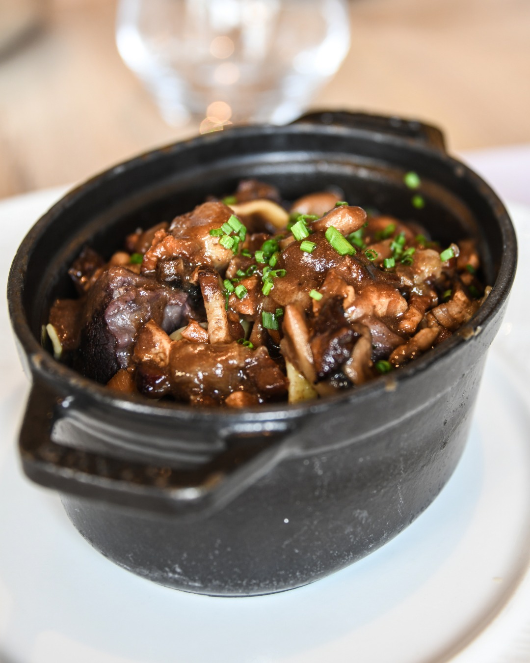 Froid dehors, chaud dedans !
L'automne est aussi une affaire de gourmandise đ
Aujourd'hui, on met Ă l'honneur un plat rĂ©confortant : le bĆuf bourguignon !
Quoi de mieux qu'un bon petit plat avec les produits de nos terroirs pour se requinquer aprĂšs une balade brumeuse sur les bords de Loire.
Quel est votre plat réconfortant préféré ?
đ· DSL 71 Xavier_and_Caroline
#Loireenvie #Cuisinedesaison #automnegourmand #produitslocaux