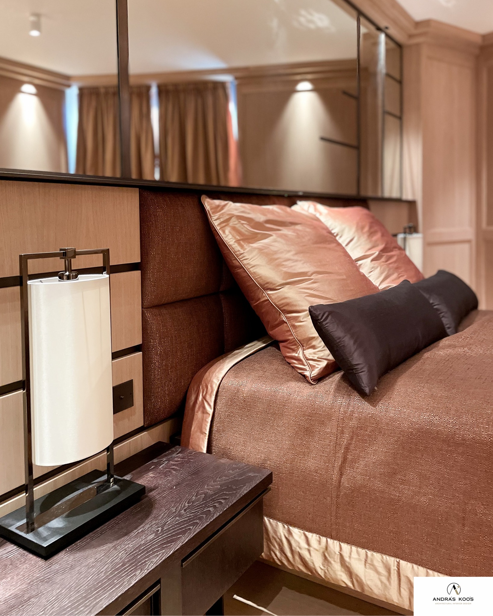 Hochwertige Wandverkleidungen mit Vollholzrahmen und eichenfurnierten Füllungen verleihen dem Raum eine elegante Struktur. Besonders die Europäische Eiche in Vollholz überzeugt durch ihre helle Optik und die matt lackierte Oberfläche – ein haptisches Erlebnis der besonderen Art.
Interieur-Design: András Koós
#interiordesign #moebeldesign #stauraum #schlafzimmer #schlafzimmerinspiration