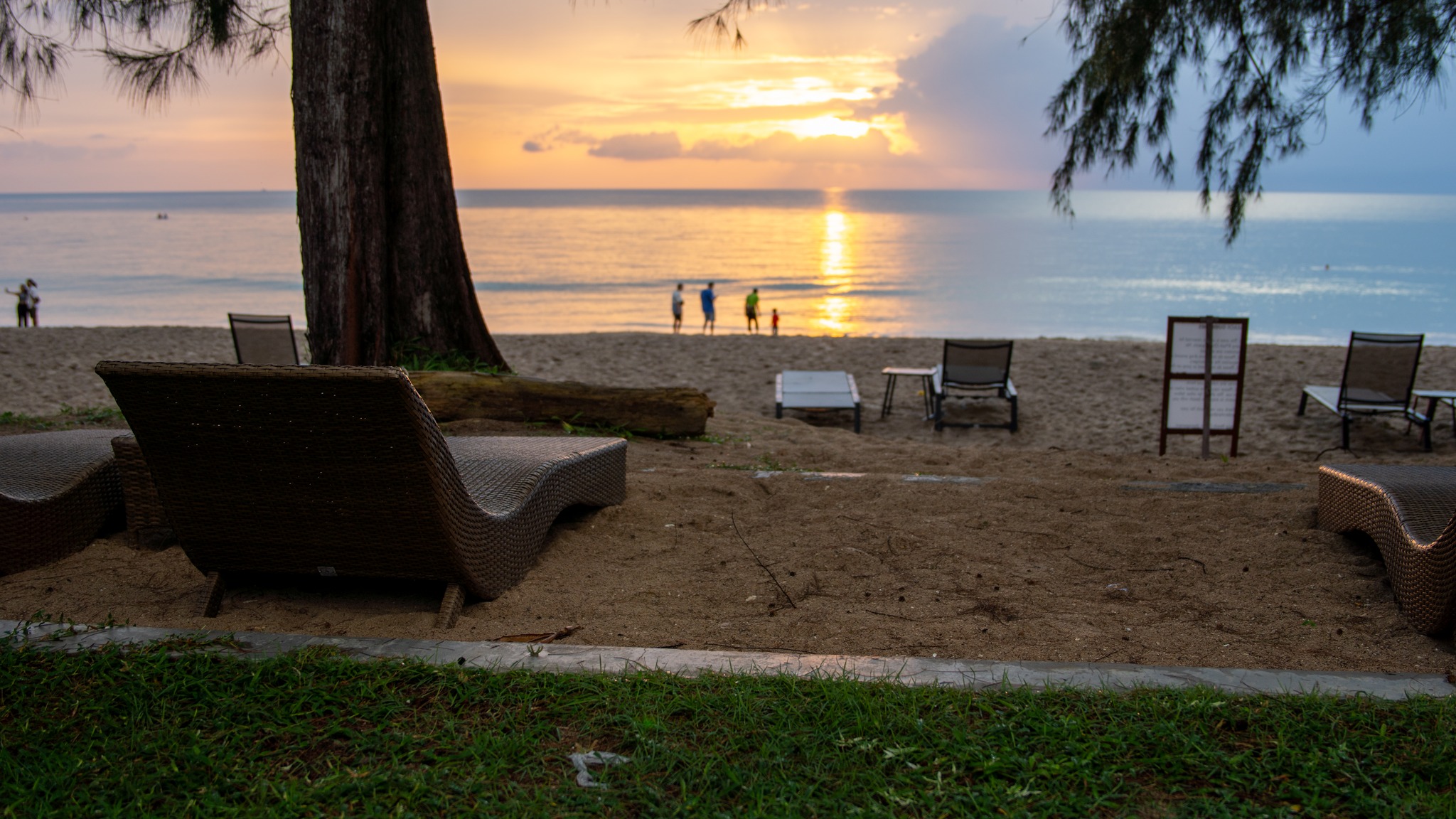 🌅 We never get tired of watching the sky turn gold at Long Beach Chalet — every sunset feels like a little piece of paradise. 🌴✨ #LongBeachChalet #SunsetMoments #KohLanta