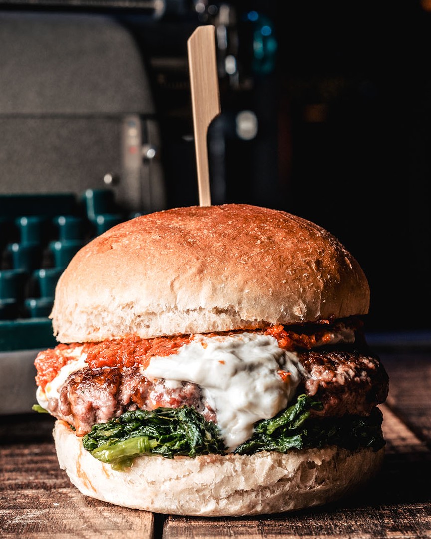 Ci sono hamburger… e poi ci sono gli hamburger di Carro Social Club. 🍔 I nostri sono di quelli che ti fanno dire “ok, ne voglio un altro”. 😋
Burger di manzo 150g con stracciatella, cime di rapa ripassate e pesto di pomodori secchi — un mix che conquista al primo morso.
E se vuoi, lo trovi anche con pane senza glutine.
Perfetti per la cena, per l’aperitivo che si allunga o come “base solida” prima di una serata di musica e divertimento.
Perché da noi ogni morso sa già di festa. 😎🔥
#carrosocialclub #kozelcarroponte #milano #hamburger