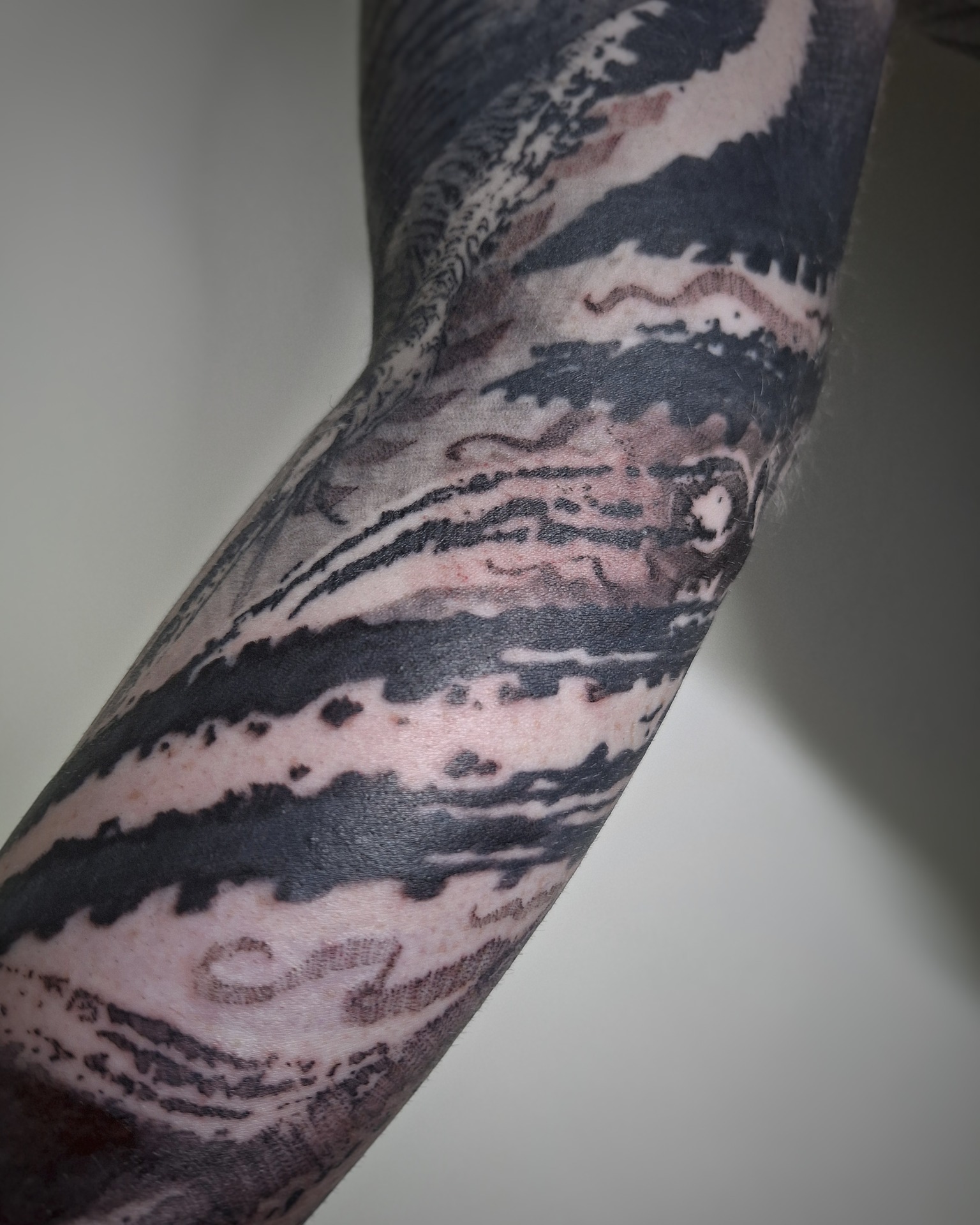 Edgy chique by @elliecitadel
Saturated black, raw texture, and movement that pulls you in . This sleeve flows like ink caught in motion.
Done at @thelostoasistattoo
✨ Want ink like this? 👉 DM @elliecitadel or email deroy.eliot@gmail.com
to book your spot! ✉️
Don’t wait till Christmas rush - gift cards make the perfect present for the ink lover in your life 💀🎄