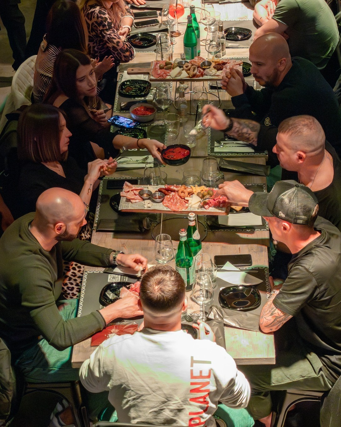 Ci sono poche cose belle come una cena tra amici.
Quelle in cui si ride troppo, si brinda spesso e il tempo vola senza accorgersene.
✨ A Carro Social Club succede proprio così: una tavolata piena di piatti sfiziosi, luci calde, musica nell’aria e quell’atmosfera che ti fa sentire subito nel posto giusto.
Perché qui ogni cena tra amici… diventa una serata da ricordare 💫
#carrosocialclub #kozelcarroponte #milano