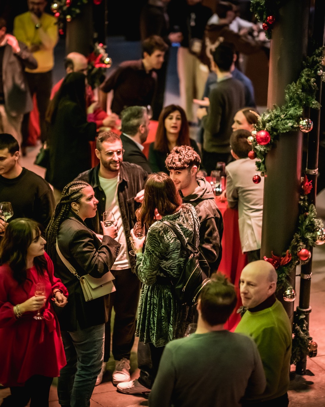 Le feste di Natale, soprattutto quelle aziendali, possono essere noiose...oppure diventare un gran successo. 🎄 Dipende tutto da dove le organizzi!
A Carro Social Club invece le feste si accendono: si cena bene, si brinda come si deve e dopo… parte la musica.
Karaoke, dj set, atmosfera calda e tanto divertimento: il mix perfetto per far ballare anche il capo. 😎
Prenota il tuo evento natalizio e trasformalo nella serata che tutti ricorderanno.
👉 Scrivici per organizzare la tua cena o festa aziendale, il Natale quest’anno si festeggia come si deve!
#carrosocialclub #kozelcarroponte #milano #natale #nataleaziendale