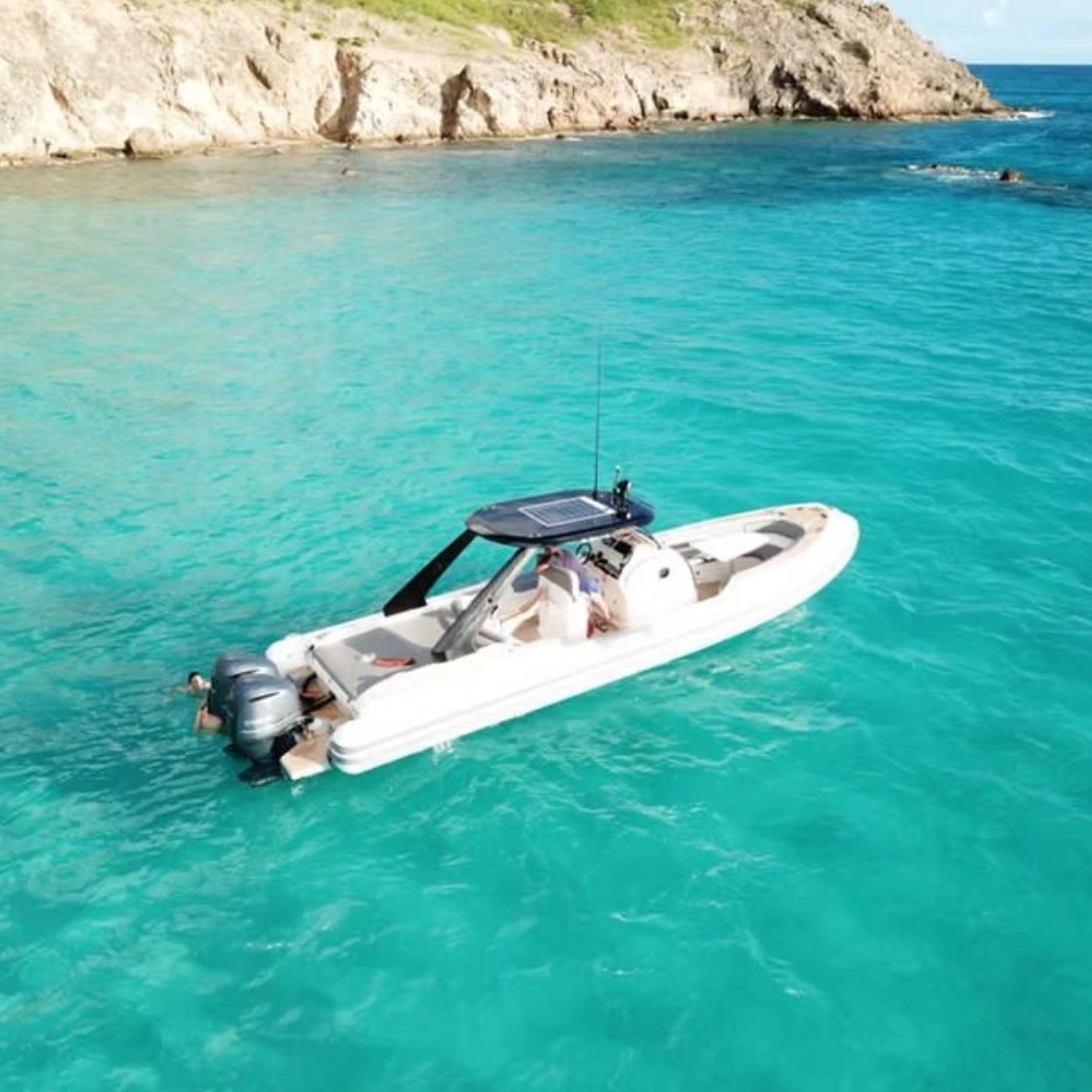 🚤 Envie de sensations en mer à Saint-Barth ?
Découvrez le Wimbi Boat 10m, un semi-rigide haut de gamme conçu pour ceux qui veulent profiter de la mer avec performance, confort et style.
Avec sa coque profilée, il file sur les vagues en douceur et offre une navigation stable, même par mer agitée. Parfait pour :
✅ Sorties familiales
✅ Sports nautiques
✅ Journées chill en mer
✅ Longues excursions autour de Saint-Barth
✨ Caractéristiques :
• Jusqu’à 10 passagers
• 2×250 ch pour des sensations garanties
• Bain de soleil avant, taud de soleil, table arrière
• Enceinte Bluetooth, douchette, prise USB, sondeur
• Départ depuis le Port de Gustavia
• Uniquement avec skipper
💶 Tarifs :
• Low Season : 1 300 € / jour
• High Season : 1 500 € / jour
Carburant non inclus
A retrouver sur : https://www.sachaboatservices.com/wimbi-sbh
📩 Infos & réservations en message privé
#saintbarth #wimbiboat #bateau #nautisme #locationbateau #caribbeanlife #snorkeling #croisiere #plaisance