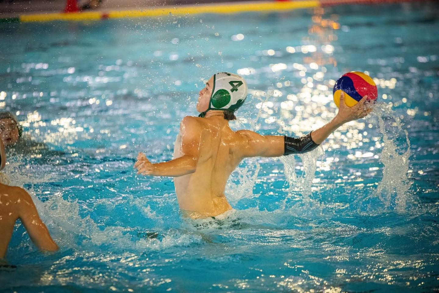 🥈 Rīga Sharks U14 komanda izcīna 2. vietu Lietuvas atklātajā ūdenspolo čempionātā! 🥈
Pagājušajā nedēļas nogalē mūsu Rīga Sharks U14 komanda noslēdza Lietuvas atklāto ūdenspolo čempionātu ar izcilu rezultātu – 2. vietu kopvērtējumā!
Viļņā notikušajā sacensību trešajā etapā jaunie sportisti demonstrēja cīņassparu, komandas garu un neatlaidību, kas ļāva izcīnīt godalgoto vietu starp spēcīgām Baltijas komandām.
Lepojamies ar mūsu jaunajām haizivīm! 💪💙🦈
📍 Bildes no noslēdzošā 3. etapa Viļņā.
#RigaSharks #Ūdenspolo #U14 #LietuvasČempionāts #KomandasGars #ŠodienSudrabsRītZelts #waterpololatvia #waterpolo #waterpoloteam #waterpololove #waterpoloworld #waterpololife #waterpolofamily #youthsports #teamspirit #FutureChampions #futurechampions #atheletelife #SwimStrong #Teamwork