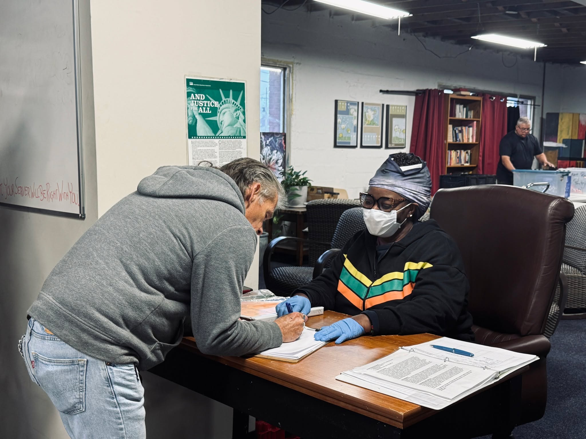 Hands that serve. Hearts that love. 💛
Our incredible volunteers show what it means to give — not just time and effort, but the love of Christ in action. 🙌
We’re so grateful for every person who helps us bring hope, meals, and care to our community.
Want to be part of what God’s doing through Columbus Relief? Visit cbusrelief.org to learn how t#loveinchrist
.
.
#ServeTogether #FaithInAction #ColumbusRelief #LoveInChrist #giving #work #love #christ #warm #meal #share #volunteer #give #jesus #sharelove #love #faithinaction #cbus #columbus #ohio #columbusrelief #outreach #saturday #give #laugh #ColumbusRelief #osu