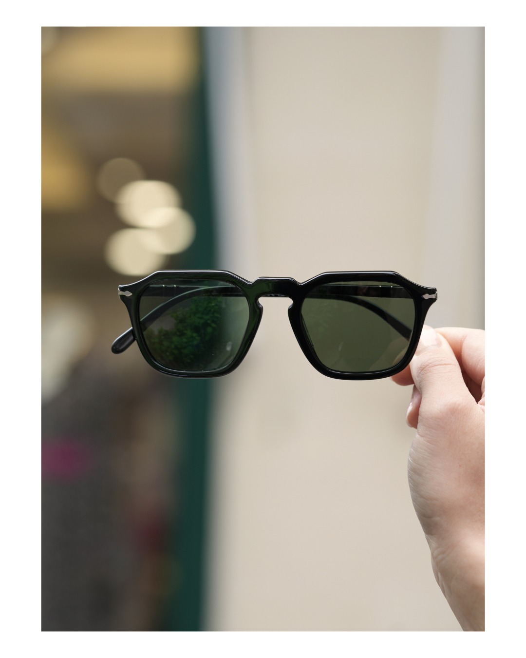 🖤 L’indispensable du regard caché… mais stylé.
Forme sculptée, branches marquées, et verres teintés juste ce qu’il faut : cette solaire coche toutes les cases.
Pour flâner en ville, rouler cheveux au vent ou tout simplement ne pas croiser son ex. 😎
-
Opticien l Opticien Montpellier l Optique l Lunette de vue l Lunette Montpellier