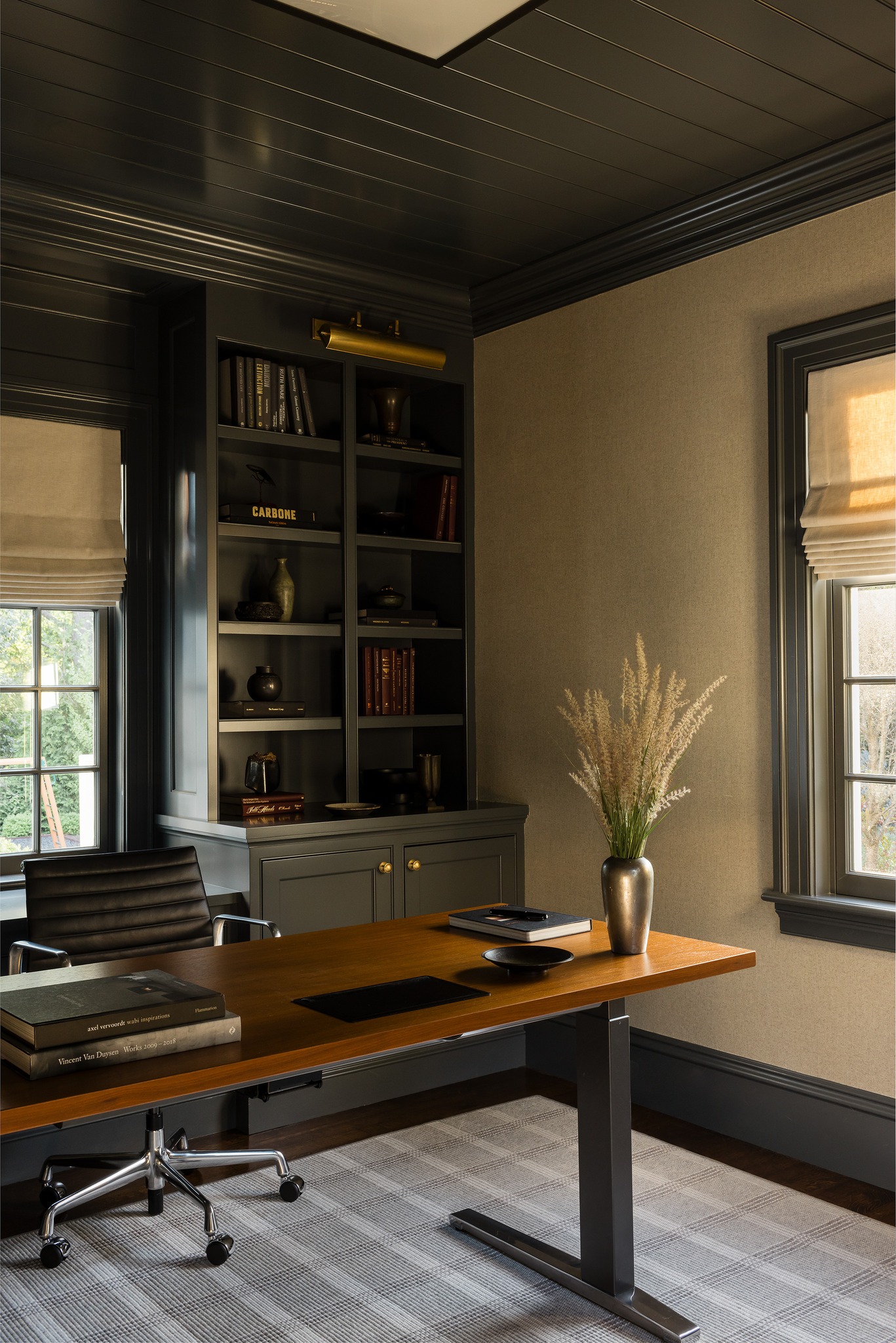 Classic design, tailored for the way you work.
Photography: @joyellewest
Interior Design: @barkoffcoppola.interiors.
Architect: @patrickahearnarchitect
#homeoffice #custommillwork #luxurybuilder #interiordesign #newenglandhomes #finecraftsmanship #customhomes #designbuild #luxuryliving #buildersofinstagram #moodyinteriors #officeinspo #interiorarchitecture #craftsmanshipmatters #finehomebuilding #desk