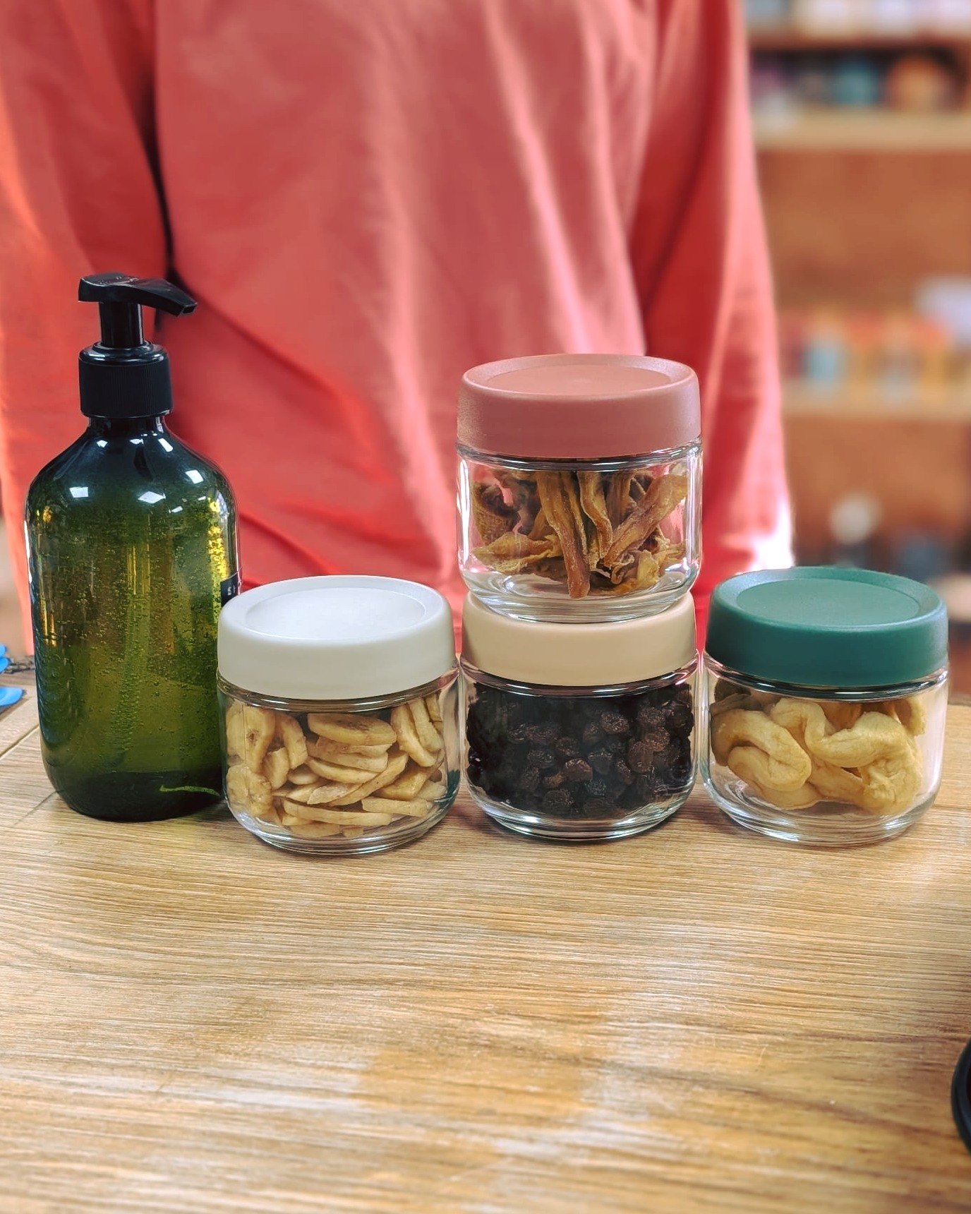 We loved these colour coordinated containers a Refill customer brought in for her dried fruit snacks 😍
Can you guess what they are?
(There's hand wash in the pump bottle in case you were wondering)