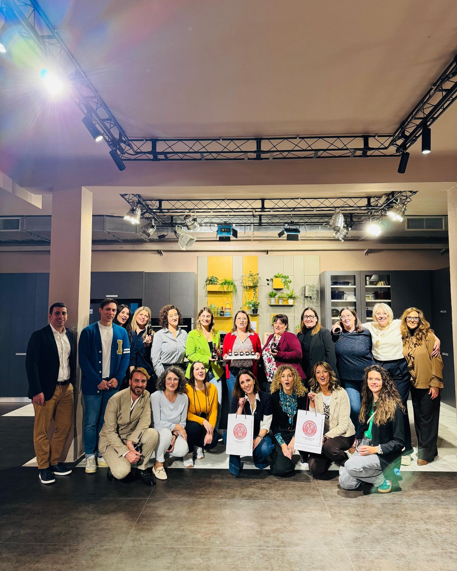 Mind The #EffettoModena!
Questo ottobre,@soniaperonaci ci ha accolto nella sua Sonia Factory per una giornata interamente dedicata all’@acetobalsamicomodena
Un incontro tra tradizione e creatività, dove il gusto modenese ha incontrato l’energia di Food Creator d’eccezione in un menu con protagonista l'Oro Nero 🖤
.
.
#MindThePop #MediaRelation #DigitalAgency #Parma