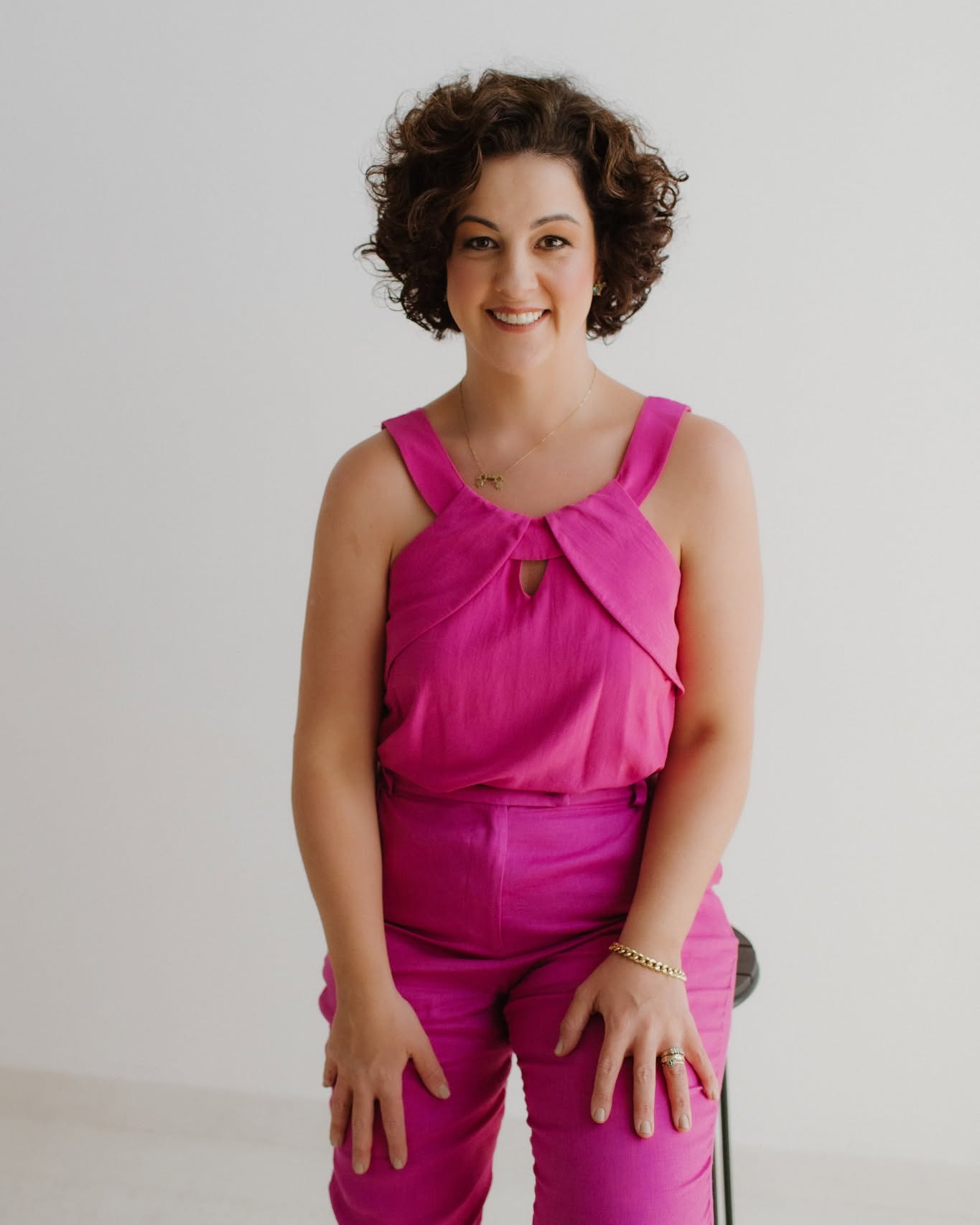 Por que abraçar a comunicação é um ato de coragem?
Porque muitas empresas se escondem atrás do que estão fazendo, há anos. Afinal, dá preguiça investir tempo, energia e dinheiro naquilo que não entendem.
É cômodo postar de vez em quando, usar aquele banco de imagem desatualizado (a secretária nem é mais essa), e está tudo bem “atender o WhatsApp do jeito que dá, afinal, o paciente precisa de você”.
Quando a marca identifica que se comunicar é o que ela faz o tempo todo, interna e externamente, fica óbvio que cuidar da comunicação não é - nem nunca será - opcional.
O que nós estudamos, vivemos e identificamos é diferente do que você, com a sua formação, percebe. As ferramentas que trazemos não é para criar um story e um reel, é para gerar percepção de valor, fortalecimento de marca, conexão com seu público (interno e externo).
Então, sim, é preciso coragem para mexer em tudo que tem aí dentro!
#gestãodecomunicação #marketingparasaúde #marketingdigital #socialmedia #marketingpiracicaba #abracecomunique