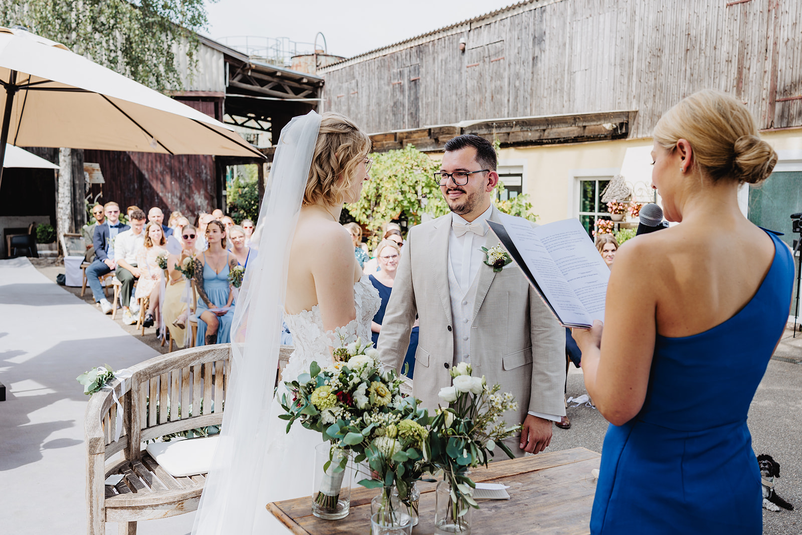 ✨ Der Moment, den niemand bemerkt – außer mir. ✨
Manche Momente sind leise.
Niemand sieht sie – weil alle Augen auf das große Ganze gerichtet sind. ✨️
Aber ich sehe sie:
Die kleine Berührung am Rücken, wenn er ihr nervös das Kleid zurechtrückt.
Der Blick der Oma, wenn ihre Enkelin in Weiß an ihr vorbeigeht.
Die Hände, die sich unter dem Tisch berühren, einfach nur um zu spüren: Du bist da. 🤍
Diese Bilder entstehen nie auf Kommando.
Sie passieren einfach.
Und ich bin da, wenn sie es tun. 🫶🏼