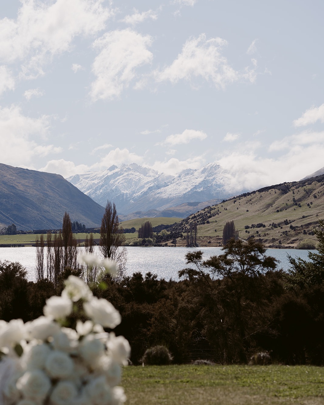 When the groom’s gaze says ‘you are my everywhere,’ and the aisle becomes magic.
📸 @katerobergephotography
