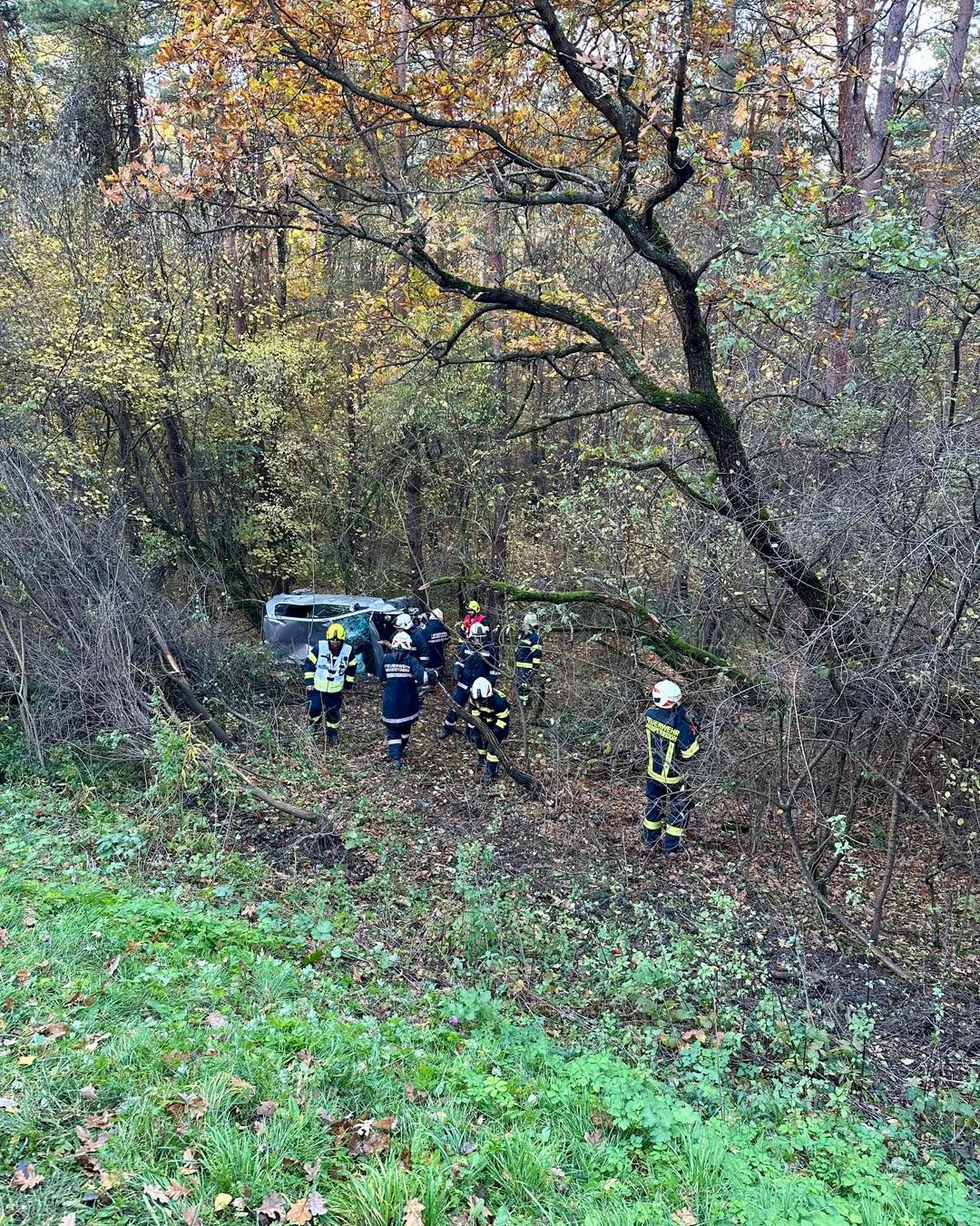 🚨 03.11.2025 - T1 Fahrzeugbergung
Am heutigen Nachmittag wurde die FF Großpetersdorf um 14:36 Uhr zur Unterstützung der Feuerwehr Harmisch nachalarmiert.
Einsatzgrund war eine Fahrzeugbergung auf der L246 zwischen Sankt Kathrein und Kohfidisch.
Wir rückten mit KDOF, RLF-A und KRAN aus, um die Bergung zu unterstützen.
Nach kurzer Zeit konnte das Fahrzeug gemeinsam mit den Kamerad:innen aus Harmisch geborgen und die Einsatzstelle wieder freigegeben werden.
💪 Danke an alle eingesetzten Kräfte für die gute Zusammenarbeit!
ALW
www.ff-gp.at