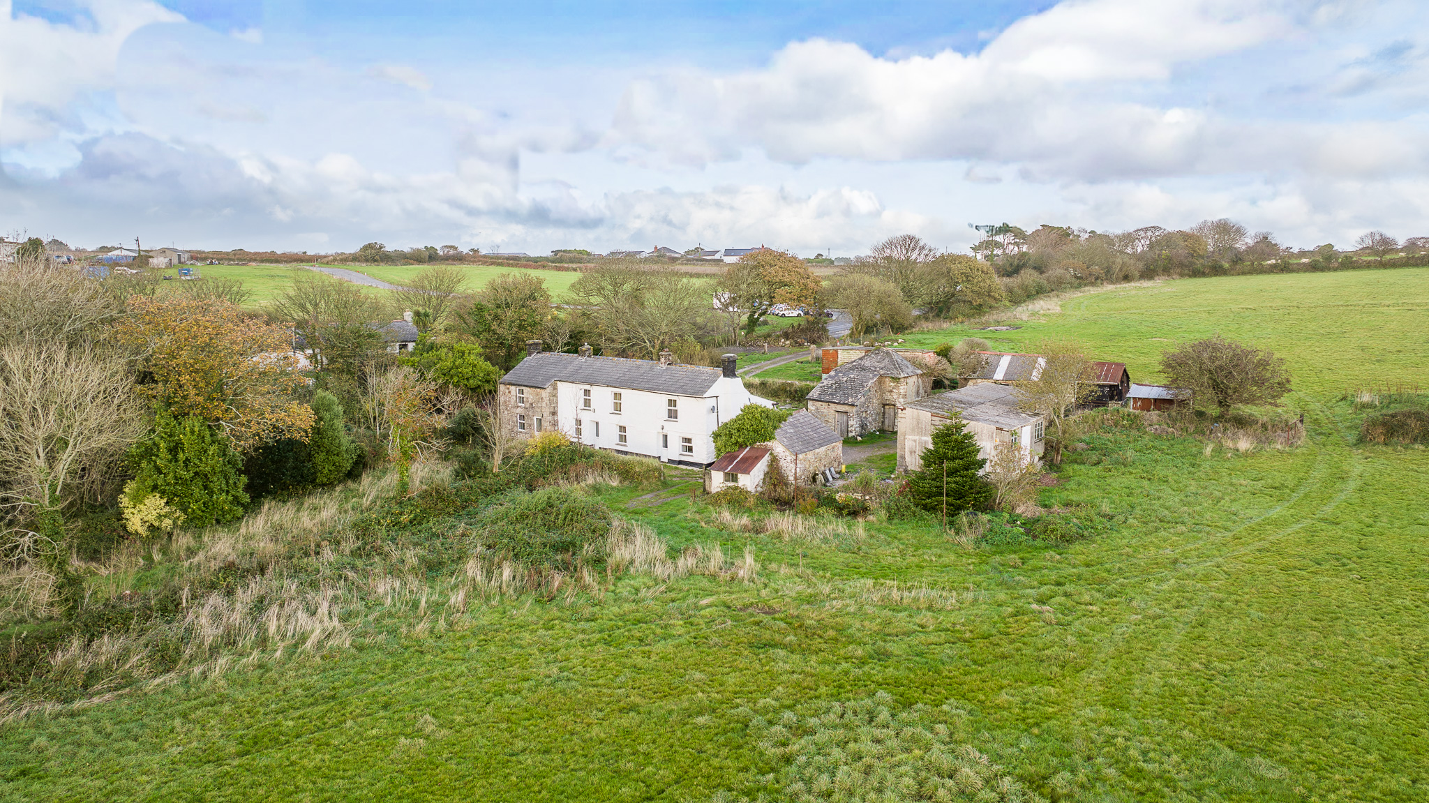 Property Shoot | Chacewater, Near Truro š”āļø
Between the Cornish rain showers and brief bursts of sunshine, timing was everything on this recent property shoot in Chacewater! š¦ļø
We captured a mix of high-level aerials to show the full setting and layout, along with lower roof-level shots to highlight the property itself and surrounding buildings. A great example of how the right angles (and a bit of patience with the weather!) can make all the difference.
#PropertyPhotography #DronePhotography #Cornwall #Chacewater #HDDronePhotography