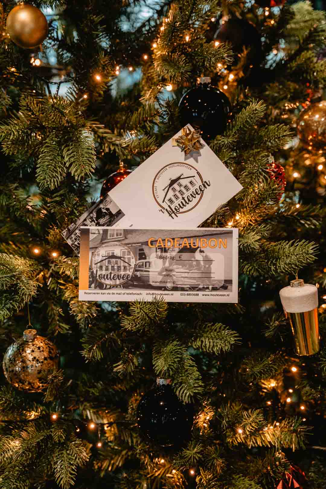 Nog op zoek naar een presentje voor onder de boom?🎄
Met een cadeaubon van 't Houteveen zit je altijd goed, want iedereen wordt toch gelukkig van een avondje uit.
Het bedrag van de waardebon is volledig naar wens in te vullen en bij ons verkrijgbaar aan de bar.🎁