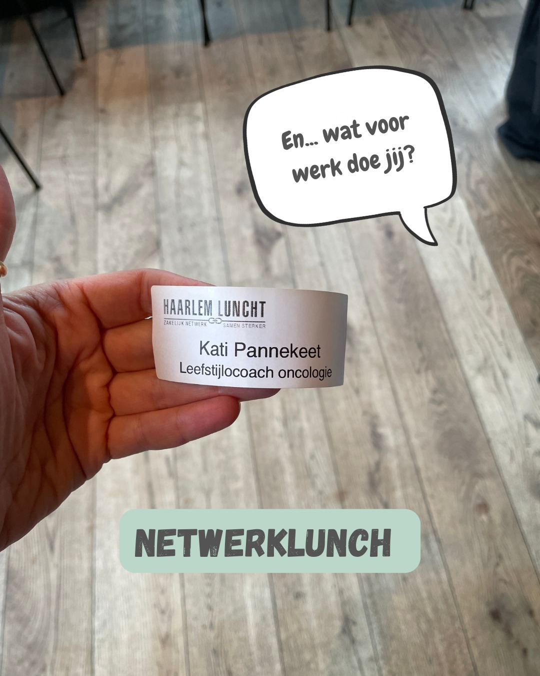 Gesprek tijdens een netwerklunch @haarlemluncht
👩 En...wat voor werk doe jij?
🥦 Ik ben leefstijlcoach met een specialisatie in oncologie. Ik begeleid mensen die na de diagnose kanker gezonder willen leven.
👩 Doe je dat na of tijdens de behandeling?
🥦 Meestal na, maar soms ook tijdens. En soms zelfs preventief, bijvoorbeeld bij vrouwen met een borstkankergen.
👩 Begeleid je ook mensen die niet meer beter worden?
🥦 Ja, steeds vaker.
👩 Maar dan gaan er dus ook cliënten dood?
🥦 Ja… dat klopt en dat is heel verdrietig.
👩 Waarom doe je dit dan? Lijkt me zooo zwaar.
🥦 Dat valt mee. Mensen met kanker zijn nog steeds net zo leuk en grappig als daarvoor. Ik werk met mensen die het moeilijk hebben (gehad), zich vaak onbegrepen voelen, en die ik echt verder kan helpen. Dat geeft veel voldoening. Het brengt mij persoonlijk ook veel. Ik heb mijn eigen ervaring met kanker omgezet in iets positiefs. En: mensen die ziek zijn, zijn vaak heel wijs.
Ik leer veel. En leef bewuster.
👩 En hoe ga je om met al dat verdriet?
🥦 Ik wandel veel.
Vaak denken mensen dat mijn werk over ziekte gaat.
Maar eigenlijk gaat het over leven. ❤️
#leefstijlcoach #oncologie #herstelnaakanker #positievegezondheid #zingeving #levennaverkanker #wandelenhelpt