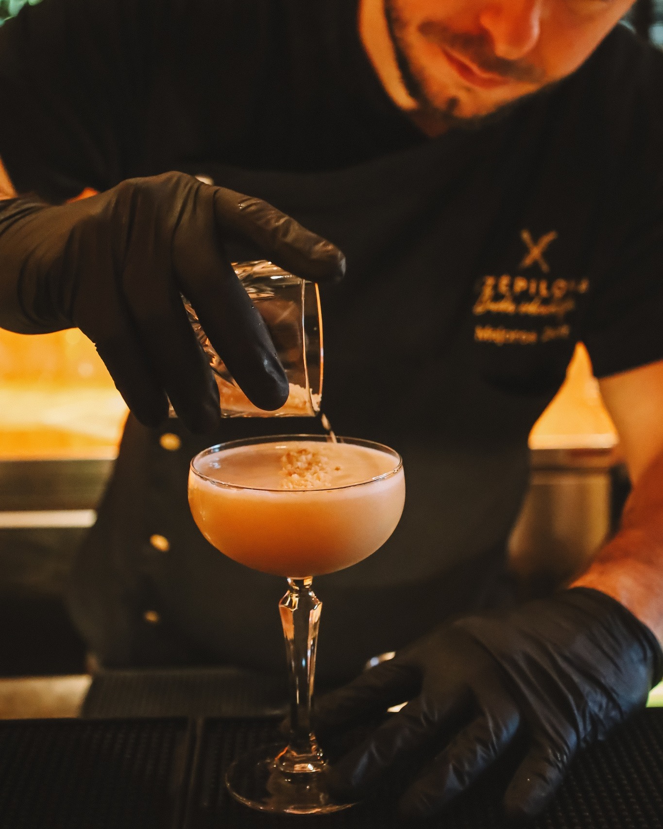 For nights that taste like stories. 🌙✨
#cocktaillovers #mixology #craftcocktails #speakeasyvibes #baratmosphere #eveningmood #cocktailtime #cheers #drinkstagram #bartenderlife #cozyvibes #nightout #instacocktail #cocktailhour #szepilona #szepilonabisztro #budapest