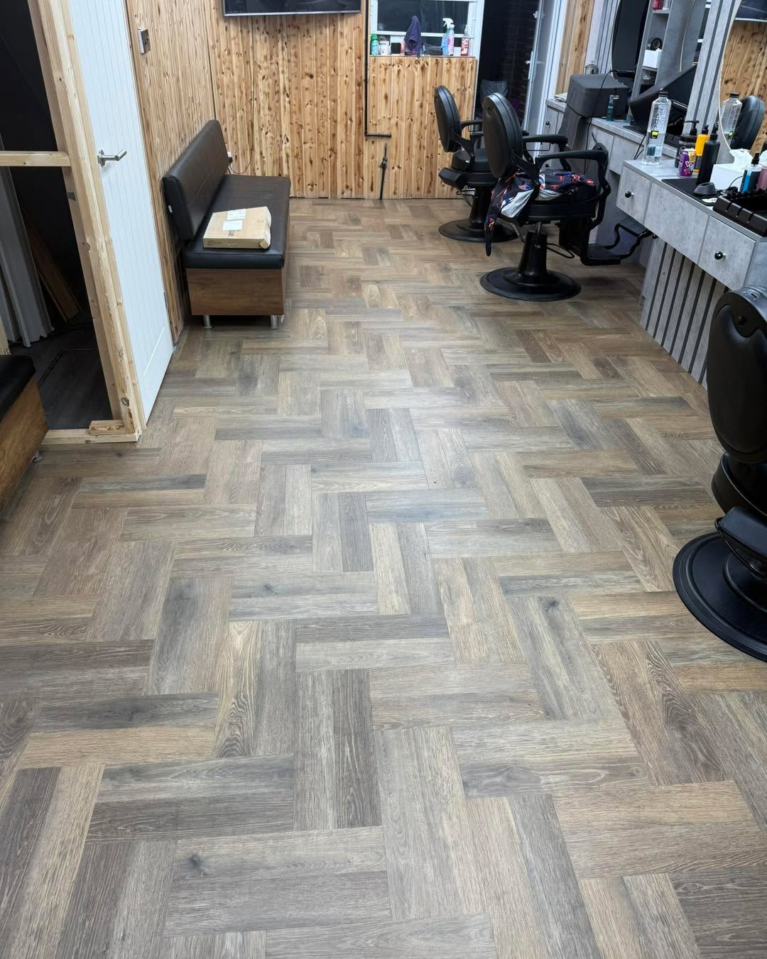 SAM’S barbers shop 💈💈💈
Sam requested a new floor for his shop with a catch, we only had 4 hrs to install
Flex pro used
Abingdons artisan lvt
Double block herringbone fit
We also added a stud wall with a cupboard door whilst there for extra storage
Just awaiting panelling to finish and the shop will look the best in the town with and easy to maintain floor
sams__barbers
#samsbarbers #lvtflooring #flexproinstall #stafford #flooring #staffordcarpets
#FlooringExperts #flooringexperts
