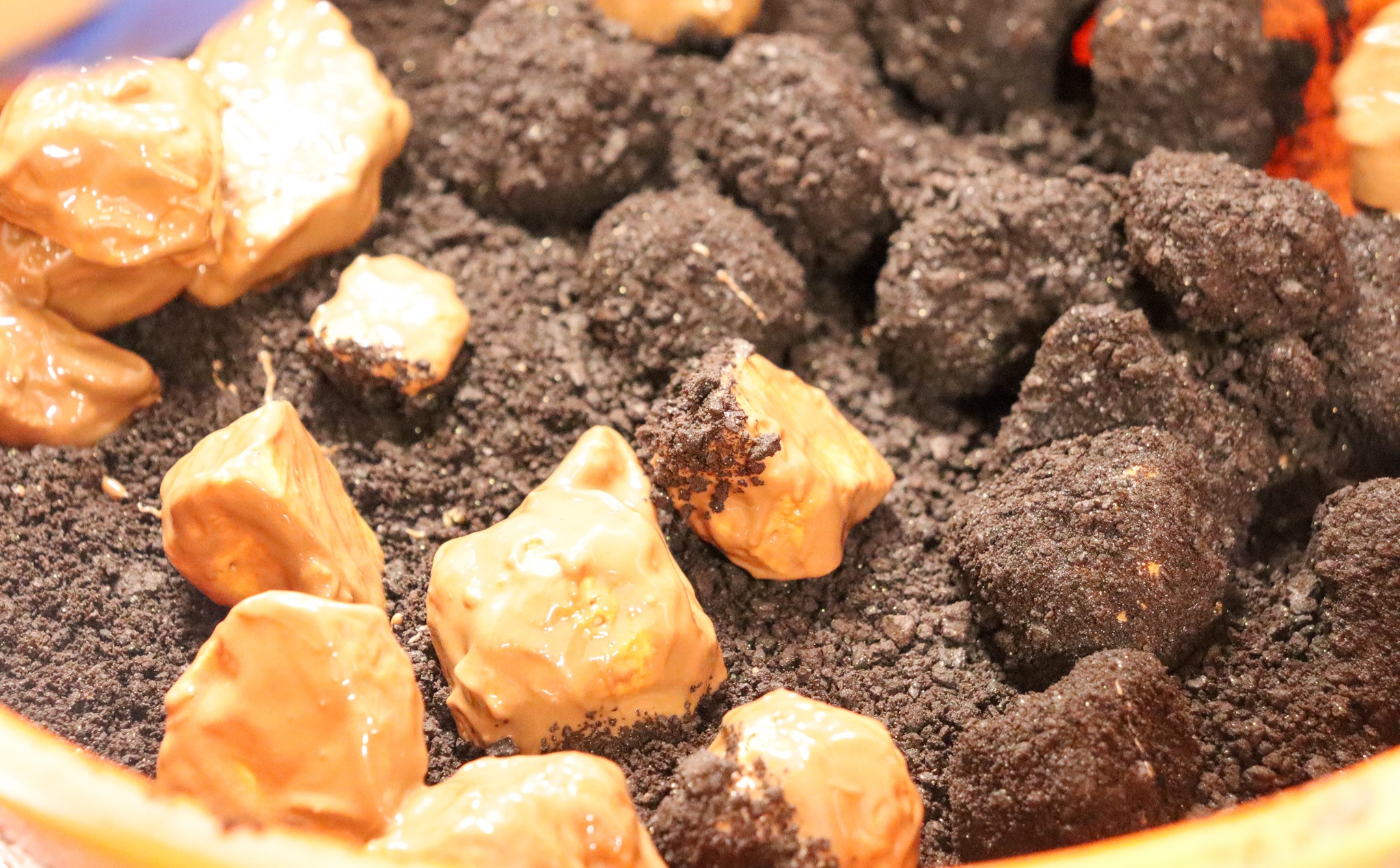 Looking for the perfect stocking filler? Forget naughty, this is the only coal you'll want to find.
Our Sacks of Coal are delicious chunks of honeycomb, hand-dipped in the finest couverture milk chocolate and finished with a dark, sparkling crumb. It's a sweet surprise that brings a little bit of magic to Christmas morning.
Order online or pick them up in our cafe. 👉🏻 https://www.chocolate-house.co.uk/product-page/sack-of-coal
#SackOfCoal #StockingFiller #ChristmasChocolate #Honeycomb #MilkChocolate #HandmadeChocolate #ChristmasTreats #EdibleCoal #SecretSanta #ChocolateLover #FestiveFood #ChristmasGifts #ArtisanChocolate #UKSmallBusiness #MadeInUK