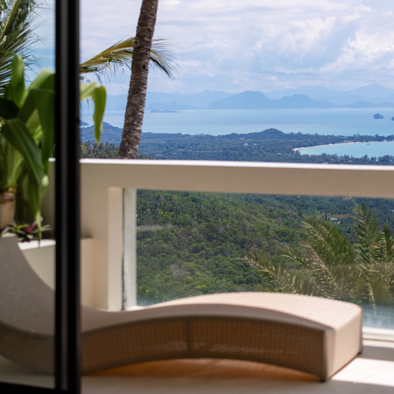 Where luxury meets modern comfort, our elegant suites provide the warmest welcome after a long travel day ✨
•
•
•
•
•
•
•
•
•
#limesamuivillas #villasplash #samuivilla #kohsamuivilla #luxuryliving #luxuryescapes #travel #roomwithaview #kohsamui #kohsamuitrip #thailand #travelthailand #rediscoversamui #thailandholiday #tropicalgetaway