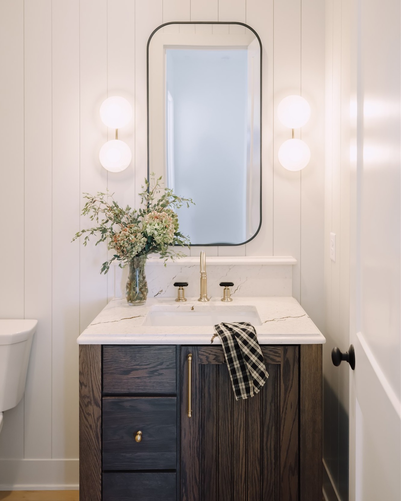 Dark wood & bright walls? Sign us up.
We love a little contrast at Dynasty... What is your favorite part of this bathroom?
#dynastyhomes #customhomebuilder #iowahomes #desmoines #luxuryhomes #homeinspo #dreamhome