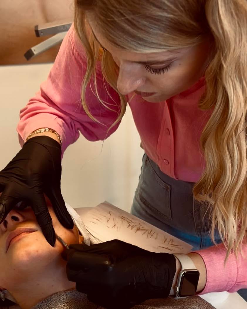 ✨ Nieuw in het salon: Dermaplaning! ✨
Gun je huid een gladde, stralende finish. Met dermaplaning verwijderen we op een zachte manier dode huidcellen en donshaartjes, zodat je huid zachter aanvoelt en verzorgingsproducten beter worden opgenomen. 💖
Voordelen van dermaplaning:
• Direct zijdezachte, (gladde huid)
• Egalere teint en natuurlijke glow
• Verbeterde opname van serums en crèmes
• Perfect als voorbereiding op make-up of speciale gelegenheden
• Ideaal voor een frisse huid zonder downtime
Veelvoorkomende fabeltjes, uitgelegd:
• ❌ “Donshaar komt dikker terug” → het haar groeit gewoon normaal, net zo zacht als voorheen
• ❌ “Het doet pijn” → helemaal niet, het is een zachte, ontspannende techniek
• ❌ “Het is slecht voor de huid” → juist niet! Het stimuleert huidvernieuwing en laat je huid stralen
Of je nu kiest voor de snelle versie (Fris & Stralend) of een verwenmoment met masker en massage (Luxe Ontspanning), er is een behandeling die perfect bij jou past.
💌 Boek je moment voor een glow-moment bij ons in de salon!
#dermaplaning
#glowingskin
#stralendehuid
#gezichtsverzorging
#skincarebelgium