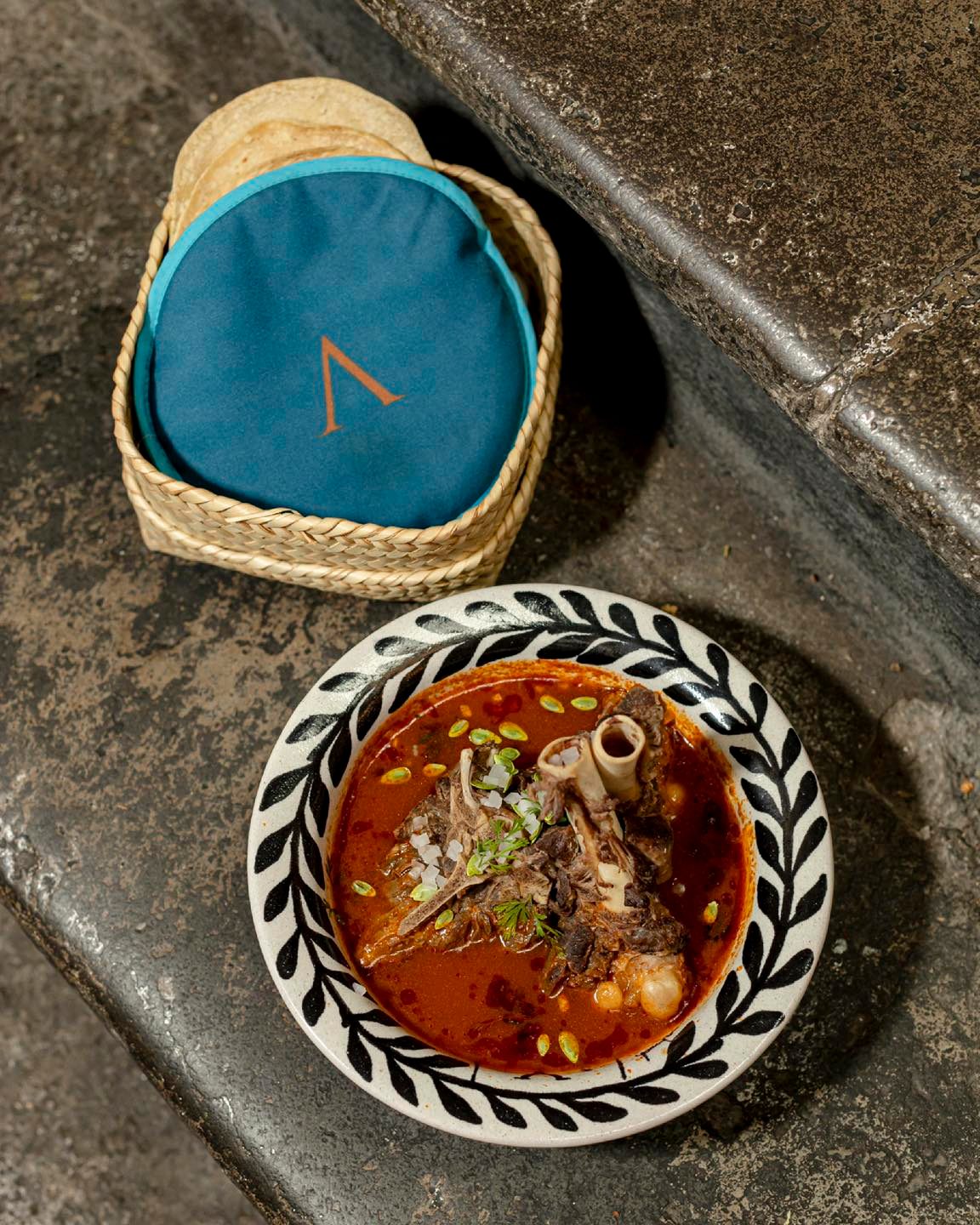 Sabor y tradición en Augurio ✨ ¡Disfruta de nuestros especiales de temporada! 👉🏼Mole de caderas, mole de chito, croquetas de matanza, espinazo frito, hojaldra de totomoxtle rellena, dulce de calabaza y dulce de camote y guayaba 🍽️