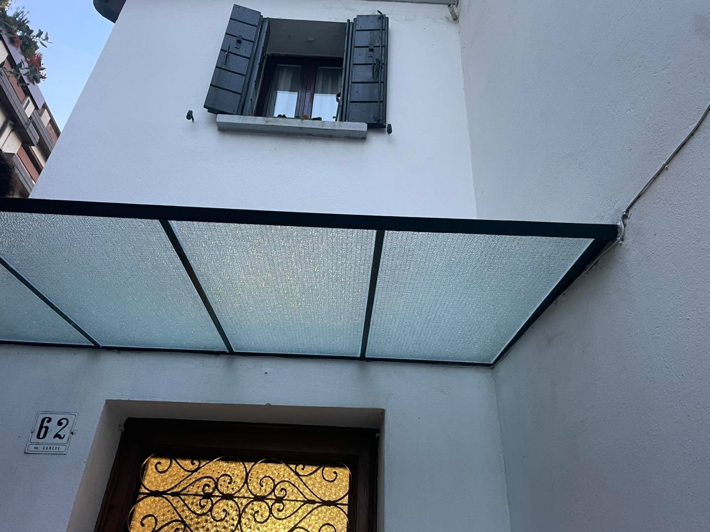 Non sempre va buttato, anche ripristinare é importante
In questo caso, dopo lo smontaggio dei vecchi vetri rotti, la cliente ha grattato e riverniciato questa tettoia in ferro e per finire abbiamo installato dei nuovi vetri.
Ora é pronta per altri 20 anni di onorato servizio.