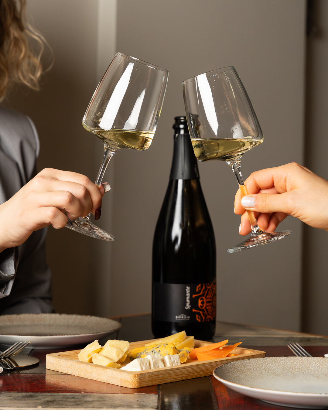 Il Verdicchio di Matelica è un rosso vestito di bianco: elegante, versatile, sorprendente. Nel calice sprigiona agrumi maturi, fiori bianchi, mandorla fresca e una mineralità cristallina, che si fondono in un sorso fine e armonioso.
Lo celebriamo in versione Spumante Metodo Classico, dove la sua eleganza diventa pura: perfetto con un tagliere di formaggi francesi o un più spumeggiante Mosaico di salmone, finocchio confit e olio al porro.
Il nostro Vertis, più profondo e sapido, esalta il cavolfiore al miso nero tra umami e freschezza.
Il Jera Riserva DOCG, complesso e avvolgente — con note di frutta matura, erbe delicate, spezie e lunga mineralità — incontra capocollo, provola affumicata e marmellata di cipolle al Verdicchio con BBQ homemade.
Un viaggio enogastronomico dall’eleganza rara, con un twist asiatico firmato
@dasanta_vinoebottega.
Lasciati conquistare da questo pairing fuori dal comune!
Verdicchio di Matelica is a red dressed in white: refined, versatile, unexpectedly elegant. In the glass it reveals ripe citrus, white blossoms, fresh almond and a sleek, mineral edge, wrapped in a balanced, graceful sip.
We showcase it as a Spumante Metodo Classico, where its finesse shines alongside franch cheese or a salmon mosaic, confit fennel and leek oil.
Our Vertis, deeper and more savory, elevates the black miso–marinated cauliflower with vibrant freshness.
The Jera Riserva DOCG, rich and layered — with notes of ripe fruit, gentle herbs, subtle spices and a long mineral finish — pairs with capocollo, smoked provola, Verdicchio onion jam and homemade BBQ sauce.
A gastronomic journey of pure elegance with an Asian twist, signed DASANTA.
Try it!
#borgopaglianetto #verdicchiodimatelica #vinoitaliano #organic #madeinitaly #matelica #fivi #siamofivi #winelovers