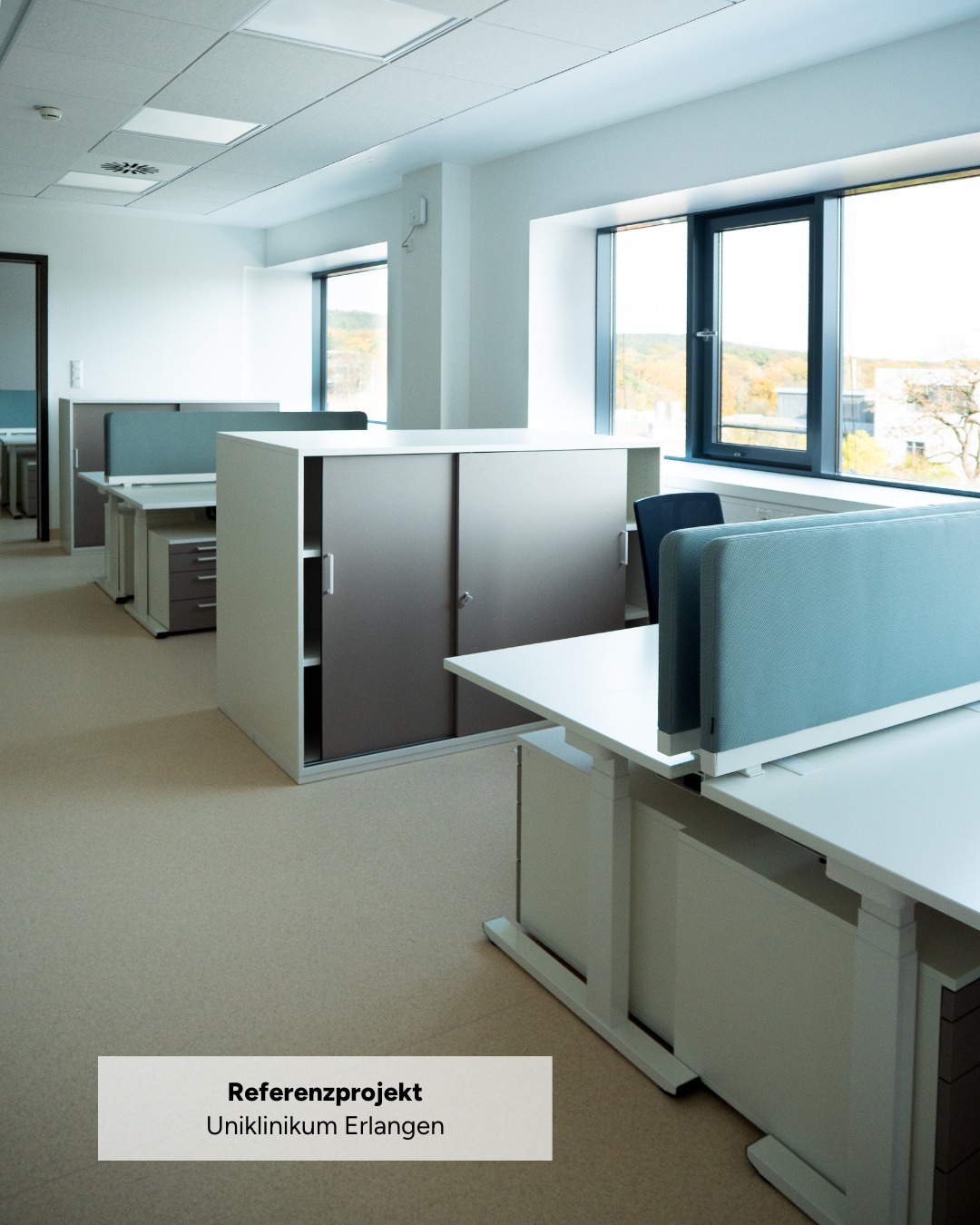 Für das @uniklinikumerlangen durften wir zahlreiche Bereiche neu ausstatten und funktional gestalten. 🏥
Entstanden sind moderne Arbeitsplätze, praxisgerechte Untersuchungsräume und durchdachte Aufenthaltszonen für Personal und Patienten.
Wir übernahmen die Möblierung der Büro- und Backoffice-Bereiche, ergänzt durch individuelle Sonderanfertigungen von @werthammer.objekteinrichtungen – darunter Untersuchungszimmer, Umkleiden, Teeküchen und ein spezieller Arbeitsplatz für die Chemovorbereitung.
Das Ergebnis ist eine moderne, funktionale und ästhetisch abgestimmte Umgebung, die den hohen Anforderungen eines Universitätsklinikums gerecht wird.
#WorldOfOffice #SchreinereiWerthammer #UniklinikumErlangen #Innenausbau #WorkplaceDesign #Klinikeinrichtung #Teamwork #Referenzprojekt #DesigntrifftFunktion #ModernWork