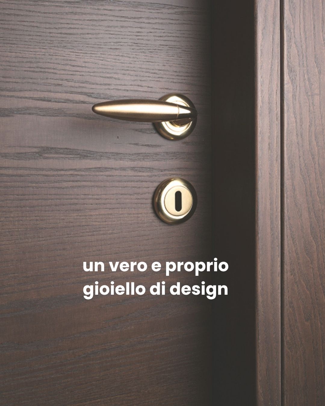 ✨ Il Dettaglio che Fa la Differenza: Le Maniglie della Tua Porta! ✨
Spesso, quando pensiamo a una nuova porta, ci concentriamo sul colore, il materiale o lo stile generale. Ma c'è un elemento che, pur essendo piccolo, ha un impatto enorme sull'estetica e sulla funzionalità: la maniglia!
Non è solo un semplice meccanismo per aprire e chiudere: è un vero e proprio gioiello di design che completa l'identità della tua porta e, di conseguenza, dell'intero ambiente.
Perché la scelta della maniglia è così importante?
🟢 Esprime il tuo Stile: Dal minimalismo moderno all'eleganza classica, dalla robustezza rustica alla raffinatezza contemporanea. Ogni maniglia racconta una storia e riflette la tua personalità.
🟢 Definisce l'Esperienza Tattile: La sensazione al tatto, il peso, la finitura del materiale (acciaio satinato, ottone lucido, ferro battuto) contribuiscono all'esperienza quotidiana di "aprire casa".
🟢 Completa l'Armonia: Una maniglia ben scelta lega insieme tutti gli elementi, creando un risultato armonioso e curato fin nei minimi dettagli.
🟢 Durata e Funzionalità: Oltre all'estetica, la qualità dei materiali e la robustezza del meccanismo garantiscono una lunga durata e un funzionamento impeccabile nel tempo.
Non sottovalutare il potere di questo piccolo ma significativo dettaglio. Una maniglia può trasformare una porta da semplice elemento funzionale a un vero e proprio pezzo d'arredo.
Vieni a scoprire la nostra vasta gamma di maniglie!
Ti aiuteremo a scegliere quella perfetta per esaltare la bellezza della tua nuova porta e renderla davvero unica.
#ManiglieDiDesign #DettagliCheContano #PorteDiQualità #DesignItaliano #ArredoCasa #StileUnico #HomeDecor #SceltaDellaManiglia #QualitàEDesign