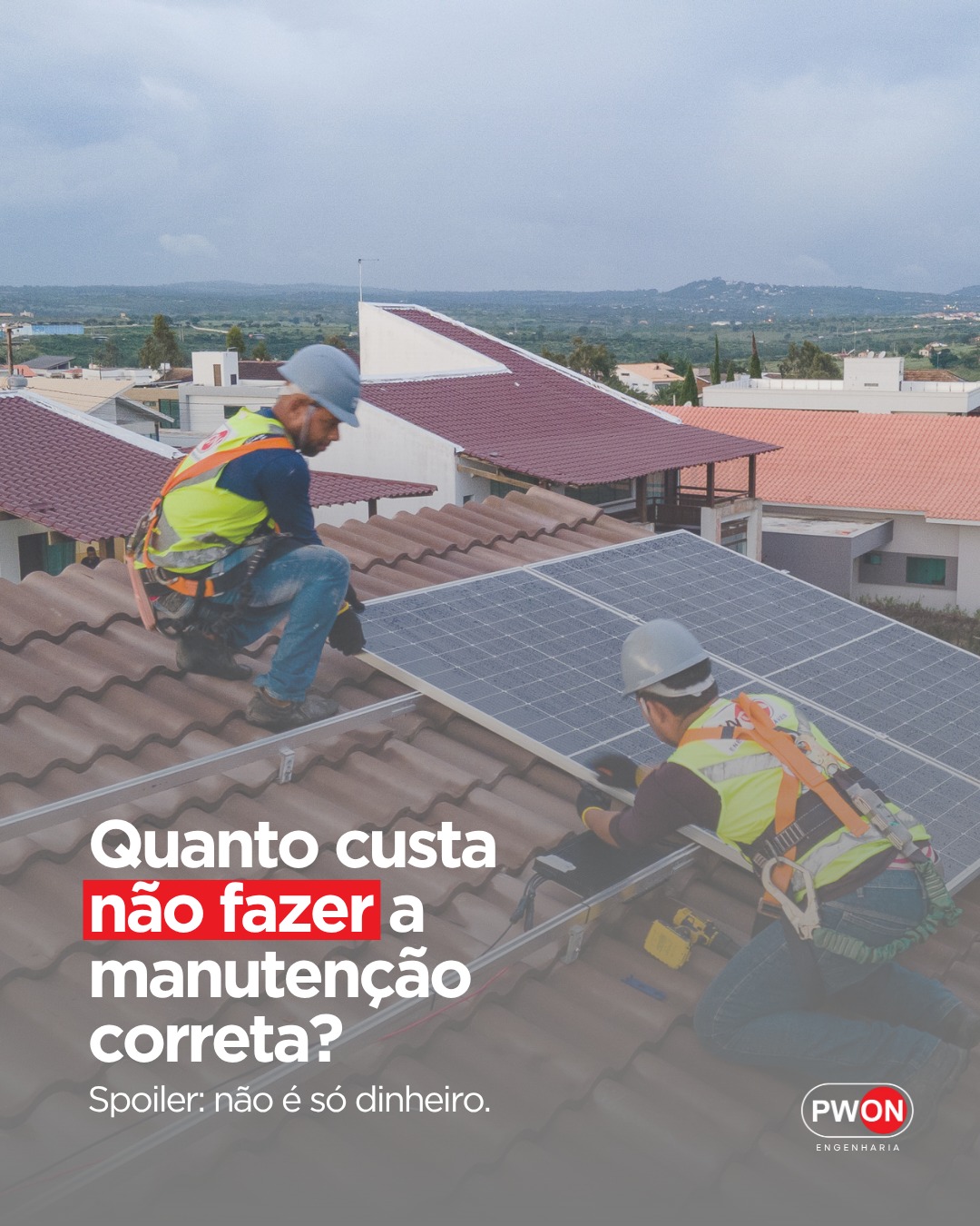 O custo aparece em quedas de desempenho, em equipamentos que perdem eficiência aos poucos, em sistemas que deixam de gerar o que poderiam.
Às vezes, o custo vem em forma de risco: um fio aquecendo além do normal, uma conexão solta, um componente que ninguém vê, mas que pode colocar tudo em jogo.
A verdade é que a manutenção não é apenas um serviço. É a diferença entre um sistema que entrega resultados por décadas e outro que vira dor de cabeça em pouco tempo.
Aqui na PWON, tratamos cada revisão com o mesmo cuidado de uma instalação nova. Porque o objetivo não é apenas manter o sistema funcionando, mas garantir que ele continue seguro, eficiente e gerando a tranquilidade que você escolheu quando decidiu investir em energia solar.
A manutenção tem valor.
A falta dela tem um preço.
E a diferença entre os dois está em quanto você se importa com a sua própria segurança, e com o que construiu.