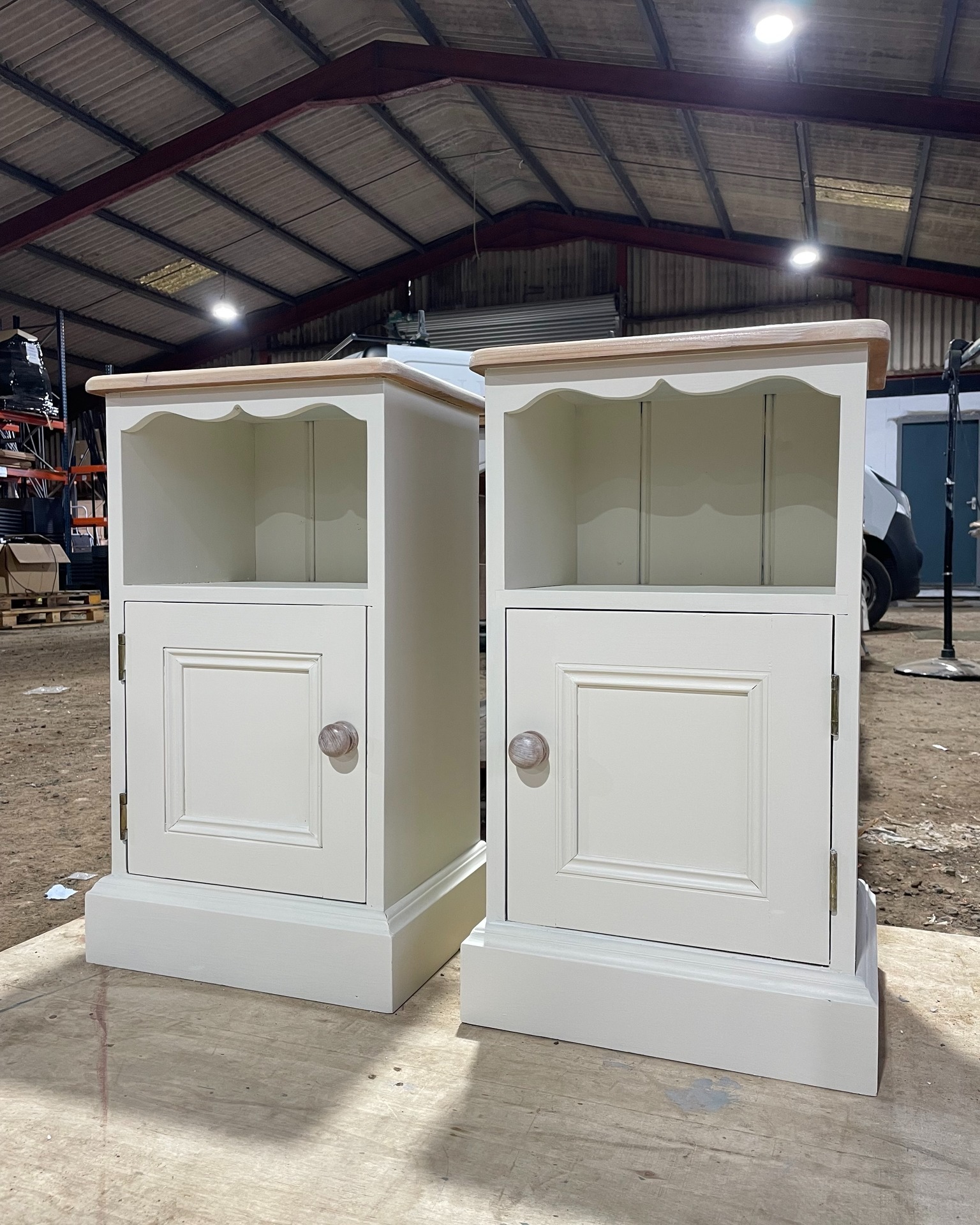 Just finished these cute little bedside cabinets — very cottagey, very Cotswolds! 💛
Painted in a soft ivory acrylic, they’re beautifully fresh without losing their rustic charm. The tops have been sanded back to reveal the natural wood grain and sealed with varnish for protection.
Compact and perfect for smaller rooms, holiday lets or cosy cottages — a lovely way to add character without taking up too much space.
Sturdy pine construction and built to last.
Dimensions:
▫️ W 38 cm
▫️ D 28 cm
▫️ H 65 cm
Delivery possible or collection from Braydon, SN5.
#BedsideCabinets #PaintedFurniture #CotswoldsHome #CotswoldsStyle #CottageInterior #CountryHome #PineFurniture #UpcycledFurniture #RelovedByJo #CotswoldsBusiness #FurnitureForSale #SmallSpaceLiving #HolidayLetStyle #CountryInteriors #IvoryInteriors