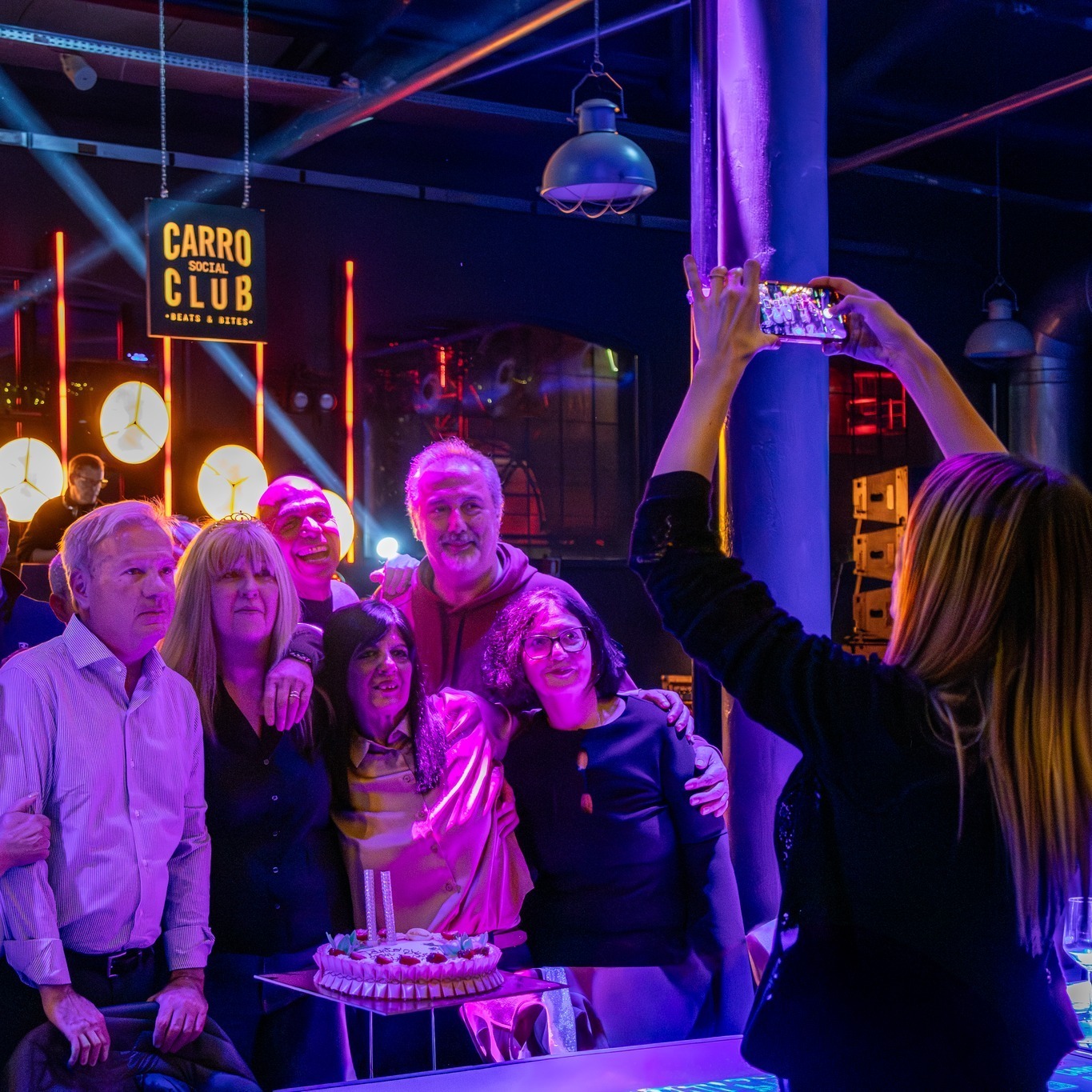 🎉 Compleanni, lauree, addii o semplicemente voglia di far festa?
A Carro Social Club abbiamo tutto quello che serve per renderla indimenticabile.
Una cucina che mette d’accordo tutti, spazi ampi e accoglienti perfetti per gruppi e tavolate, e soprattutto un dopo cena che diventa una vera serata: si canta, si balla, si brinda, ci si diverte insieme.
Ogni dettaglio è curato per farti vivere la tua festa senza pensieri: tu porta solo la voglia di festeggiare, pensiamo noi al resto.
👉 Se stai pensando a una festa ti aiutiamo noi a renderla perfetta, dal menu alla musica, fino al brindisi finale.
Tutto quello che devi fare è scegliere la data… al resto pensiamo noi.
Scrivici al link in Bio e festeggiamo!
#carrosocialclub #kozelcarroponte #milano #festafestafesta