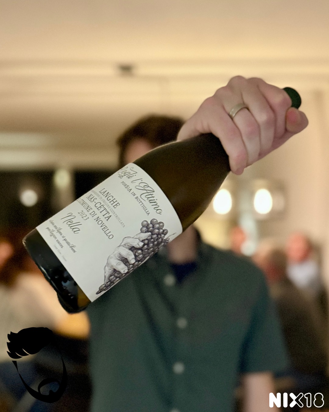 Nas-Cetta Nella, Colgi l'Attimo, Piemonte, Italië
Zo, we gaan lekker met de speciale proefbox van Sip Nouveau! Heb jij 'm al besteld? Gezellig! Kun je lekker met ons mee proeven. En vergeet de code Wijnvaders10 niet voor 10% extra extra korting🤑
Deze keer een heel onbekende maar super interessant druifje uit Piemonte: Nas-Cetta (of Nascetta, mag ook). In de Nella van Colgi l'Attimo herken je subtiele aroma's van bloemen, wat groene kruiden en citroenschil. De smaak is vol en rijk, met veel rijp fruit en een behoorlijk hoge zuurgraad. In de lange afdronk proef je wat salmiak. Dikke smaken dus dit is echt wel 'eetwijn'. Bij een mooie vette vis komt 'ie helemaal tot z'n recht.
Onze beoordeling: 🍼🍼🍼
Wij kregen 'm van @sipnouveau.nl Richtprijs is €19,99. De prijs bij dit soort onbekendere wijnen ligt toch wat hoog, maar in de Sip Nouveau box betaal gemiddeld nog geen €15 per fles. Dus tóch lekker binnen ons budget! 😎
Nas-Cetta, een vergeten inheemse druif uit de Piemonte. Lang moest 'ie het onderspit delven voor de Barbera's en Nebbiolo's, maar sinds 2010 is 'ie met een echte comeback bezig. Serena, de jonge wijnmaakster die de scepter zwaait bij Colgi l'Attimo, heeft deze druif helemaal omarmd. De bijzondere smaak komt omdat ze de druiven pletten, droogijs (!) gebruiken om de temperatuur te verlagen, de druiven zo twee dagen laten staan en de fermentatie rustig en spontaan op gang laten komen. De wijn blijft vervolgens nog een jaar rijpen op de lie. Zo krijg je de frisheid én dikke smaken.
Sowieso zijn ze bij Colgi l 'Attimo lekker eigengereid. Serene produceert zo natuurlijk mogelijk en oogst alle druiven zelf met de hand. Tussen al het grote Barolo geweld blijven ze hier heel dichtbij hunzelf, met maar 15.000 flessen per jaar.
Deze fles is ter beschikking gesteld door de wijnhandel en is geen betaalde reclame.
#piemonte #sipnouveau #proost #wine #wineenthusiastlife #winefluencer #winelover #wineofinstagram #winestagram #instawine #dewijnvaders #wijn #vaders #prouddad #papa