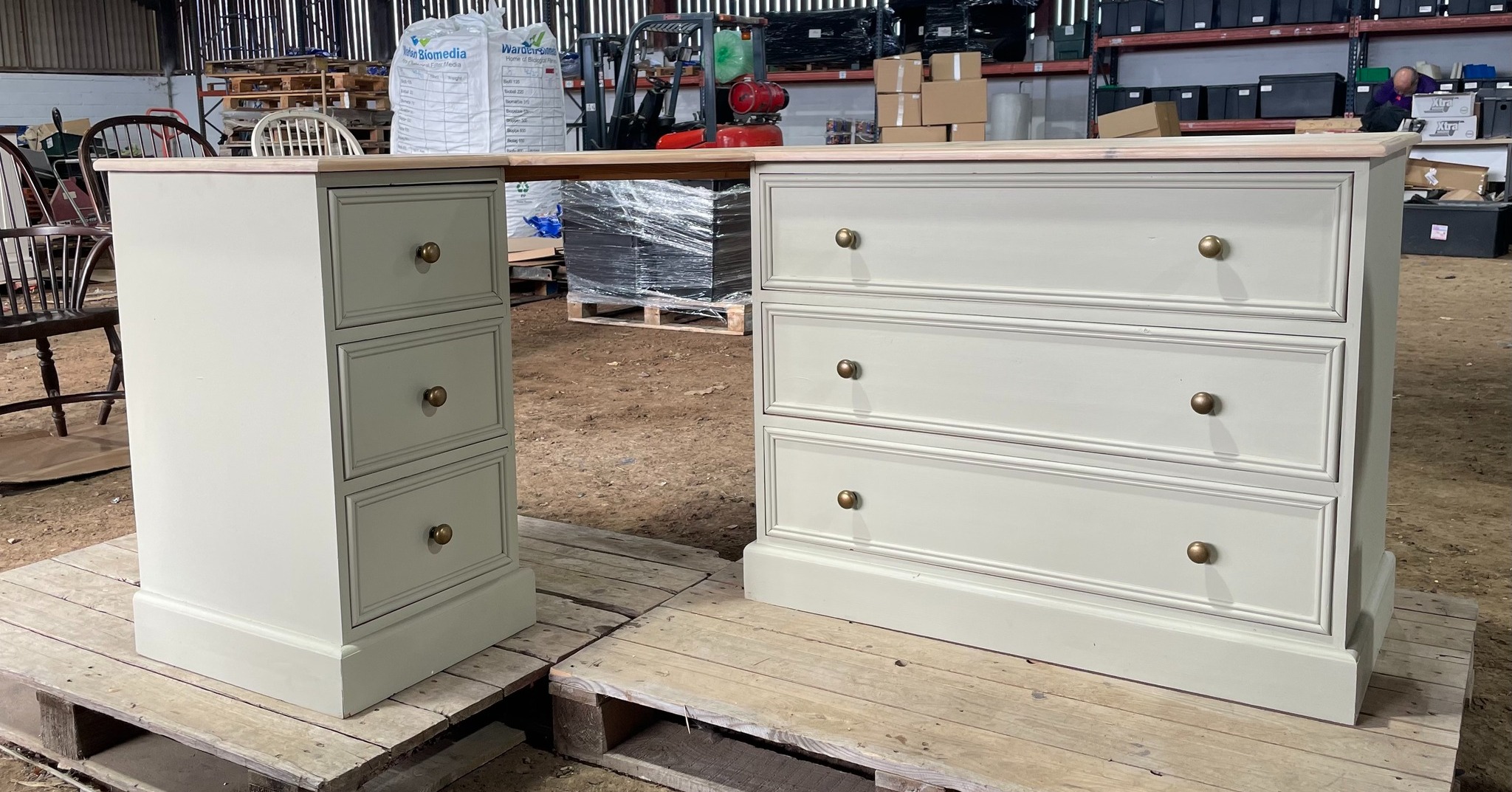 Another lovely piece, Reloved by Jo 💛
This is a gorgeous large corner desk with loads of workspace and six deep drawers for storage. It’s been completely restyled in a very soft neutral shade with a subtle green hint — calm, fresh and modern without being loud.
The top has been sanded back to reveal the natural grain and sealed with a protective matt varnish. New hardware finishes it off beautifully. It’s solid, practical and has the bonus of tongue-and-groove drawers, that slide easily.
I really wish I could have photographed it properly tucked into a corner — it’s one of those pieces that looks even better when you see how much working space it gives you!
📏 Measurements:
• 170 cm × 115 cm
• Depth: 50 cm
• Height: 78 cm
• Leg space: 41 cm wide
Comes in 3 sections for easier transport.
Perfect for a home office, study, craft space, or homework corner.
Viewings welcome in SN5 0AG - by arrangement.
Local delivery may be free, or send your postcode for a courier quote.
Another piece, Reloved by Jo ✨
#CornerDesk #HomeOfficeInspo #PaintedFurniture #UpcycledFurniture #FurnitureMakeover #HomeOfficeSetup #DeskGoals #RelovedByJo #CotswoldsHomes #Cirencester #CotswoldsStyle #WiltshireBusiness #SmallBusinessUK #FurnitureForSale