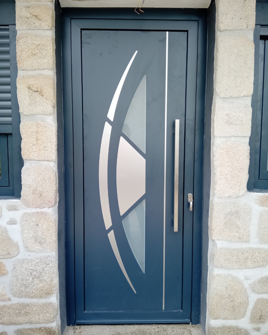 🚪 Personnalisez votre porte d’entrée selon vos envies !
Chez Portamax, chaque porte est conçue pour allier design, sécurité et performance.
Forme, vitrage, couleur, poignée… chaque détail compte pour créer une entrée unique, à l’image de votre maison.
👉 Finition lisse ou structurée
👉 Lignes modernes ou plus graphiques
👉 Vitrages personnalisables pour plus de lumière ou d’intimité
🔧 Nos modèles sont fabriqués avec soin pour offrir durabilité, isolation et confort au quotidien
#Portamax #PorteDentree #DesignEtConfort #PorteAluminium #InspirationMaison #SurMesure #SeineEtMarne #Collégien #MaisonModerne.